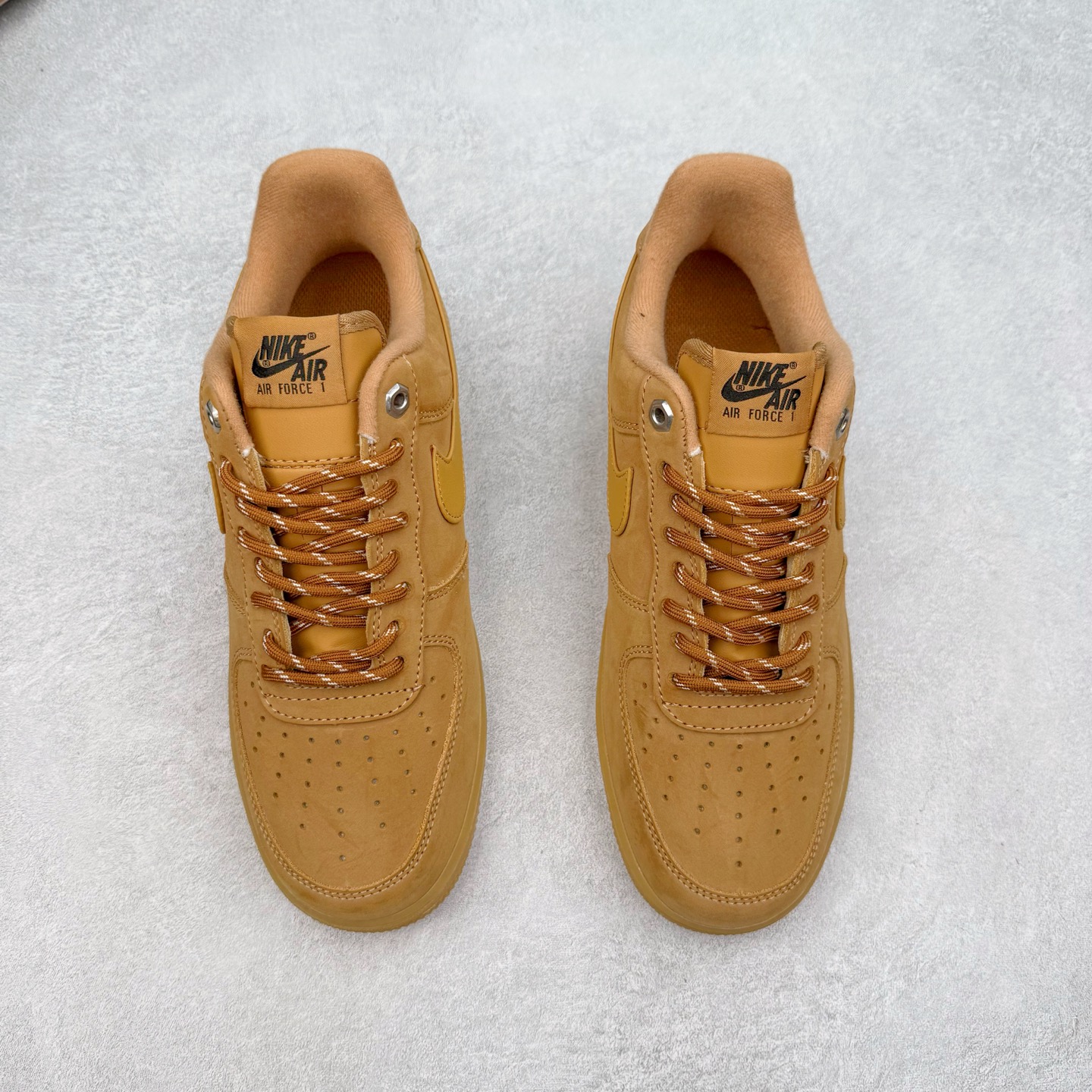 图片[2]-＃福利特价 NK Air Force 1´07 Low 空军一号低帮百搭休闲运动板鞋 柔软、弹性十足的缓震性能和出色的中底设计 横跨复古与现代的外型结合 造就出风靡全球 三十多年的Force 1 直到今天还深受青睐 尺码：36 36.5 37.5 38 38.5 39 40 40.5 41 42 42.5 43 44 44.5 45-选品中心