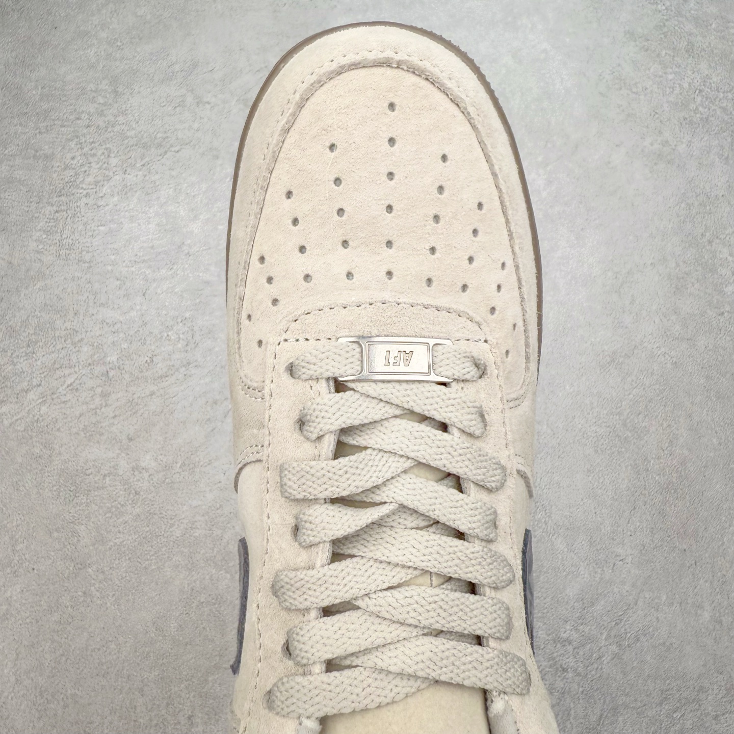 图片[4]-＃福利特价 NK Air Force 1´07 Low 空军一号低帮百搭休闲运动板鞋 柔软、弹性十足的缓震性能和出色的中底设计 横跨复古与现代的外型结合 造就出风靡全球 三十多年的Force 1 直到今天还深受青睐 尺码：36 36.5 37.5 38 38.5 39 40 40.5 41 42 42.5 43 44 44.5 45-选品中心