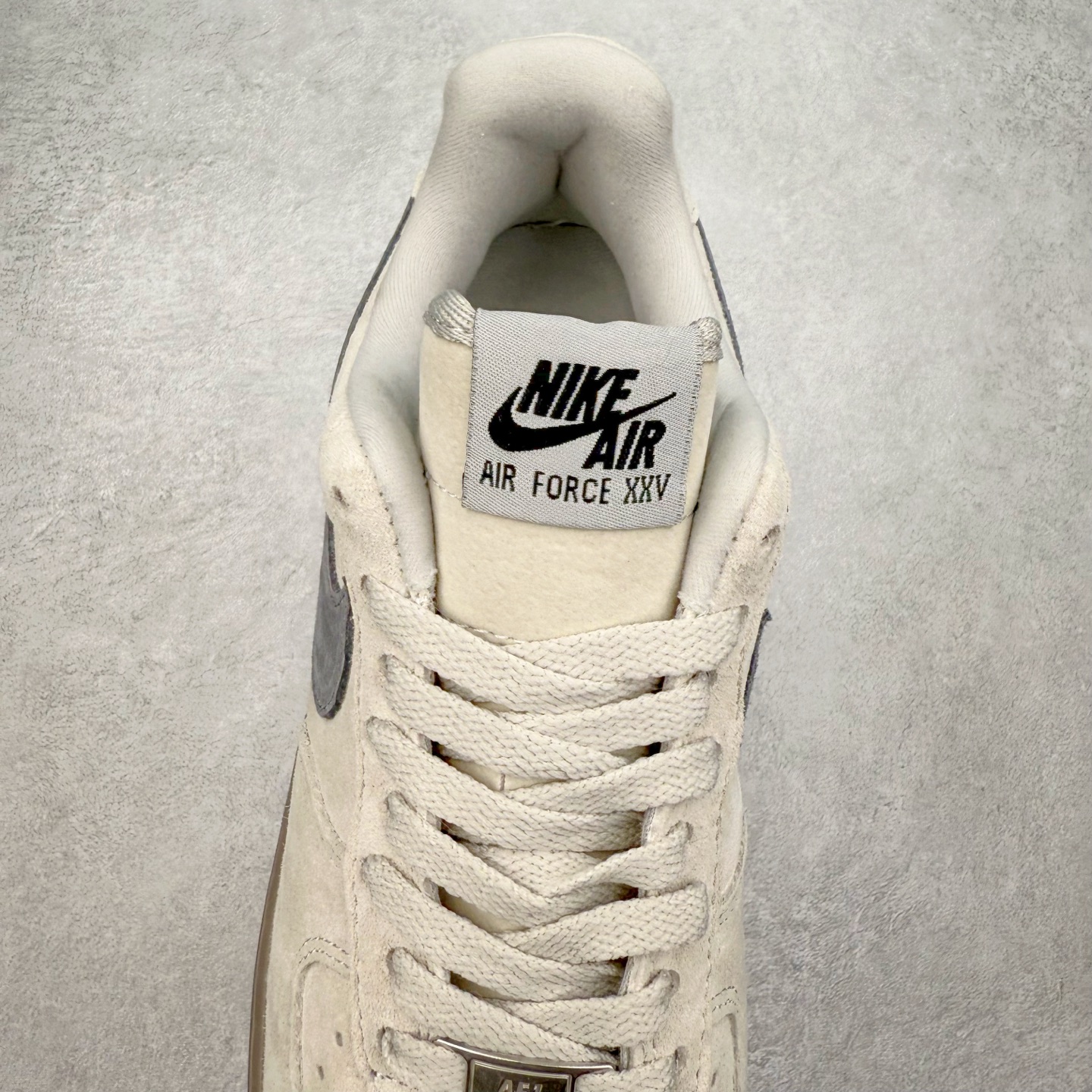 图片[5]-＃福利特价 NK Air Force 1´07 Low 空军一号低帮百搭休闲运动板鞋 柔软、弹性十足的缓震性能和出色的中底设计 横跨复古与现代的外型结合 造就出风靡全球 三十多年的Force 1 直到今天还深受青睐 尺码：36 36.5 37.5 38 38.5 39 40 40.5 41 42 42.5 43 44 44.5 45-选品中心