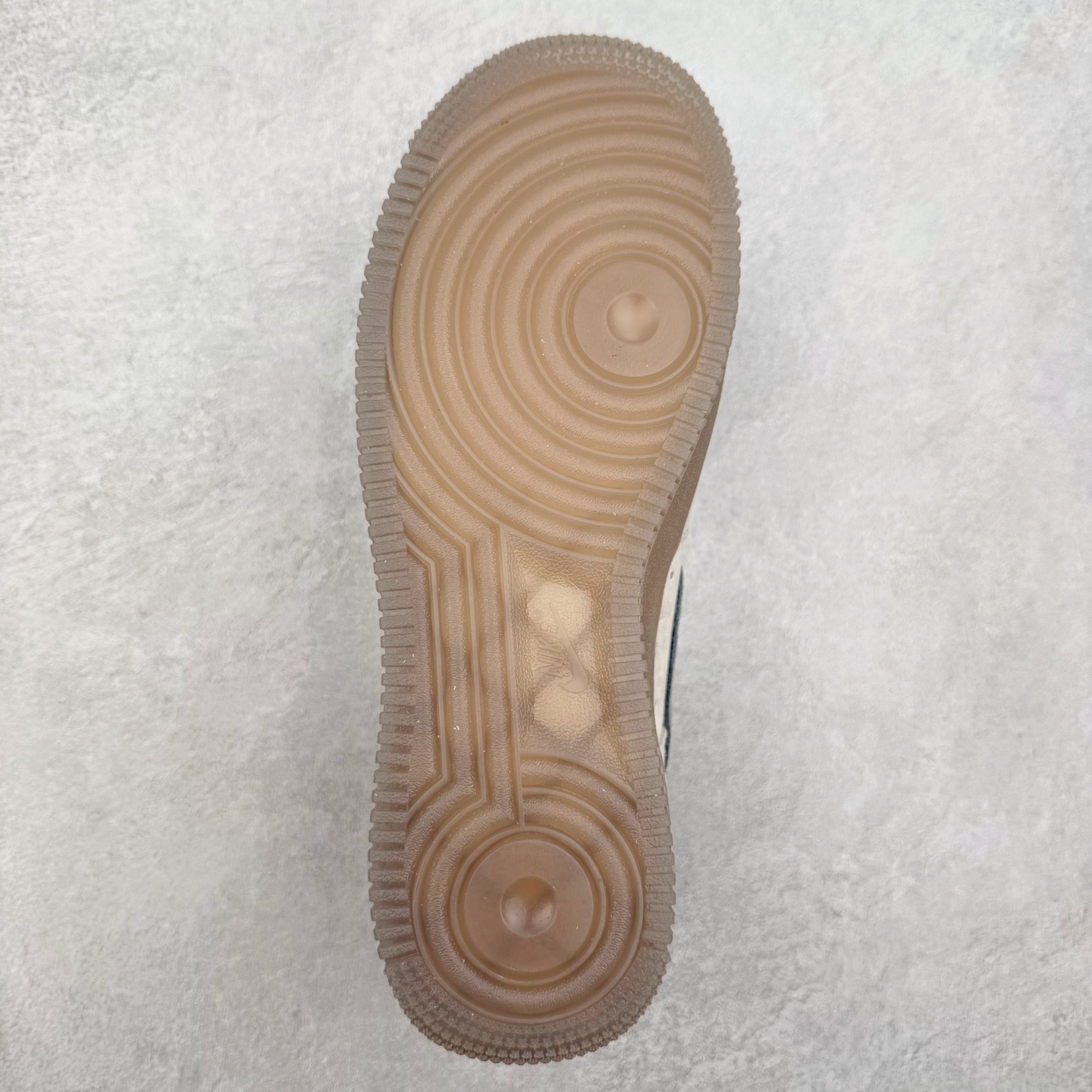 图片[9]-＃福利特价 NK Air Force 1´07 Low 空军一号低帮百搭休闲运动板鞋 柔软、弹性十足的缓震性能和出色的中底设计 横跨复古与现代的外型结合 造就出风靡全球 三十多年的Force 1 直到今天还深受青睐 尺码：36 36.5 37.5 38 38.5 39 40 40.5 41 42 42.5 43 44 44.5 45-选品中心