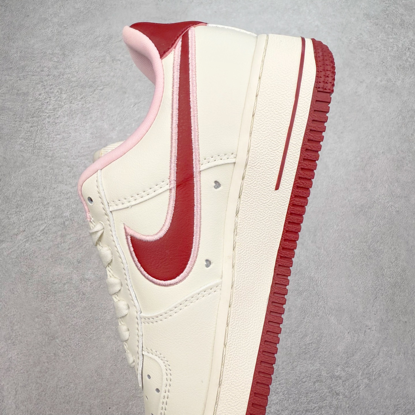 图片[7]-＃福利特价 NK Air Force 1´07 Low 空军一号低帮百搭休闲运动板鞋 柔软、弹性十足的缓震性能和出色的中底设计 横跨复古与现代的外型结合 造就出风靡全球 三十多年的Force 1 直到今天还深受青睐 尺码：36 36.5 37.5 38 38.5 39 40 40.5 41 42 42.5 43 44 44.5 45-选品中心