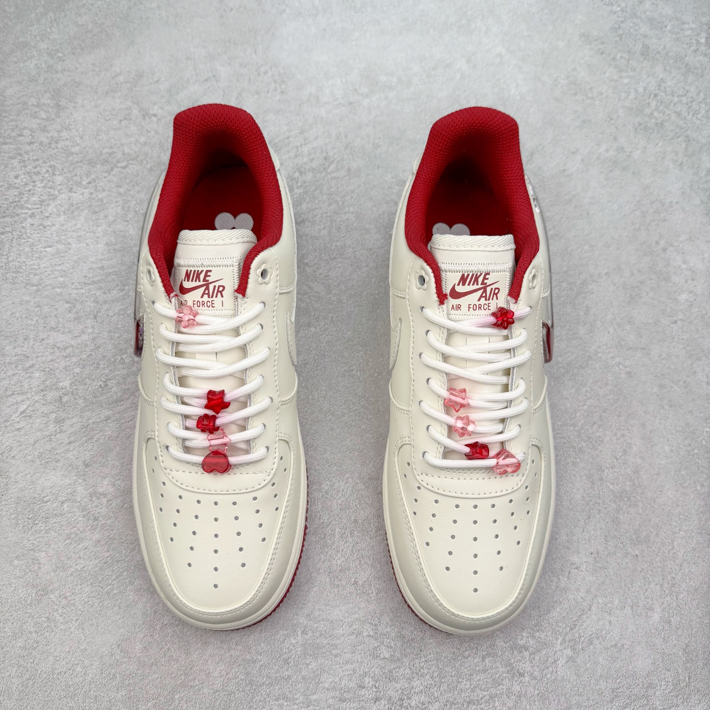 图片[2]-＃福利特价 NK Air Force 1´07 Low 空军一号低帮百搭休闲运动板鞋 柔软、弹性十足的缓震性能和出色的中底设计 横跨复古与现代的外型结合 造就出风靡全球 三十多年的Force 1 直到今天还深受青睐 尺码：36 36.5 37.5 38 38.5 39 40 40.5 41 42 42.5 43 44 44.5 45-选品中心