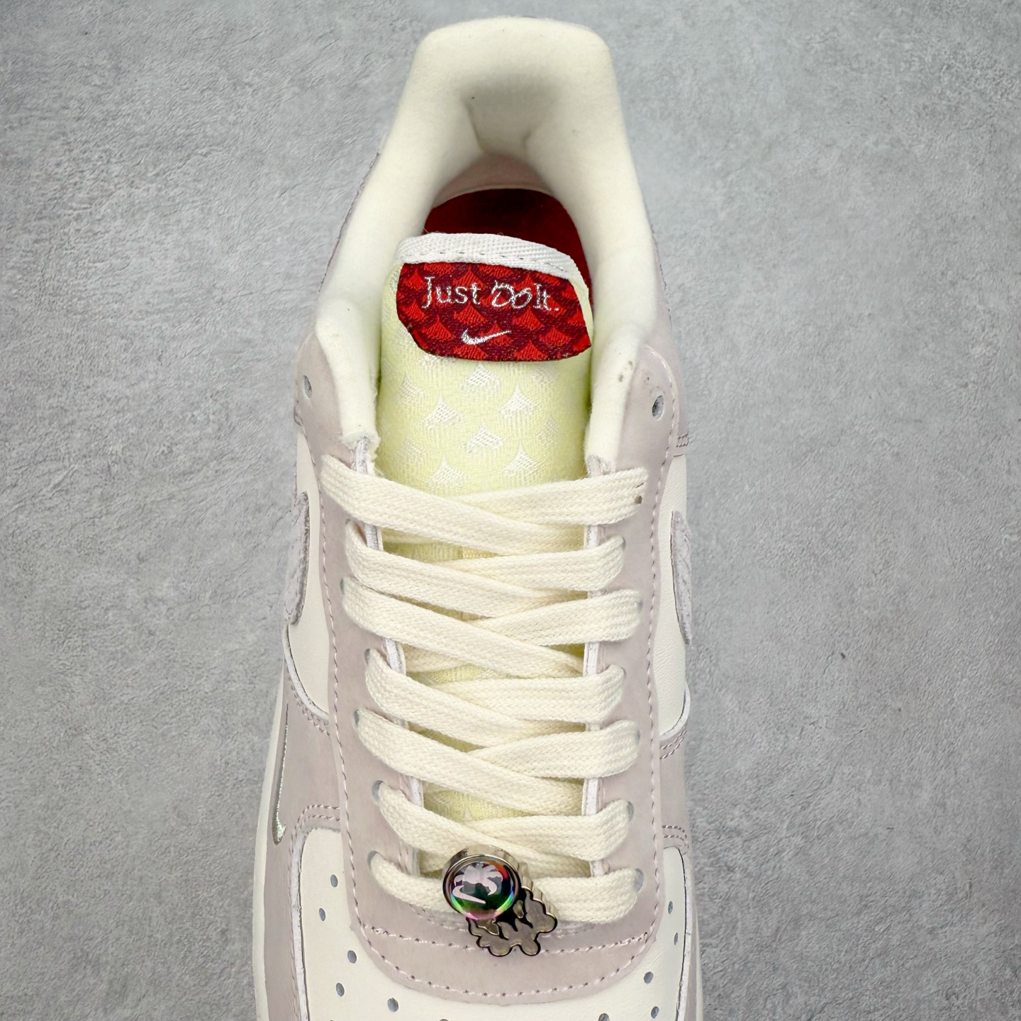 图片[5]-＃福利特价 NK Air Force 1´07 Low 空军一号低帮百搭休闲运动板鞋 柔软、弹性十足的缓震性能和出色的中底设计 横跨复古与现代的外型结合 造就出风靡全球 三十多年的Force 1 直到今天还深受青睐 尺码：36 36.5 37.5 38 38.5 39 40 40.5 41 42 42.5 43 44 44.5 45-选品中心