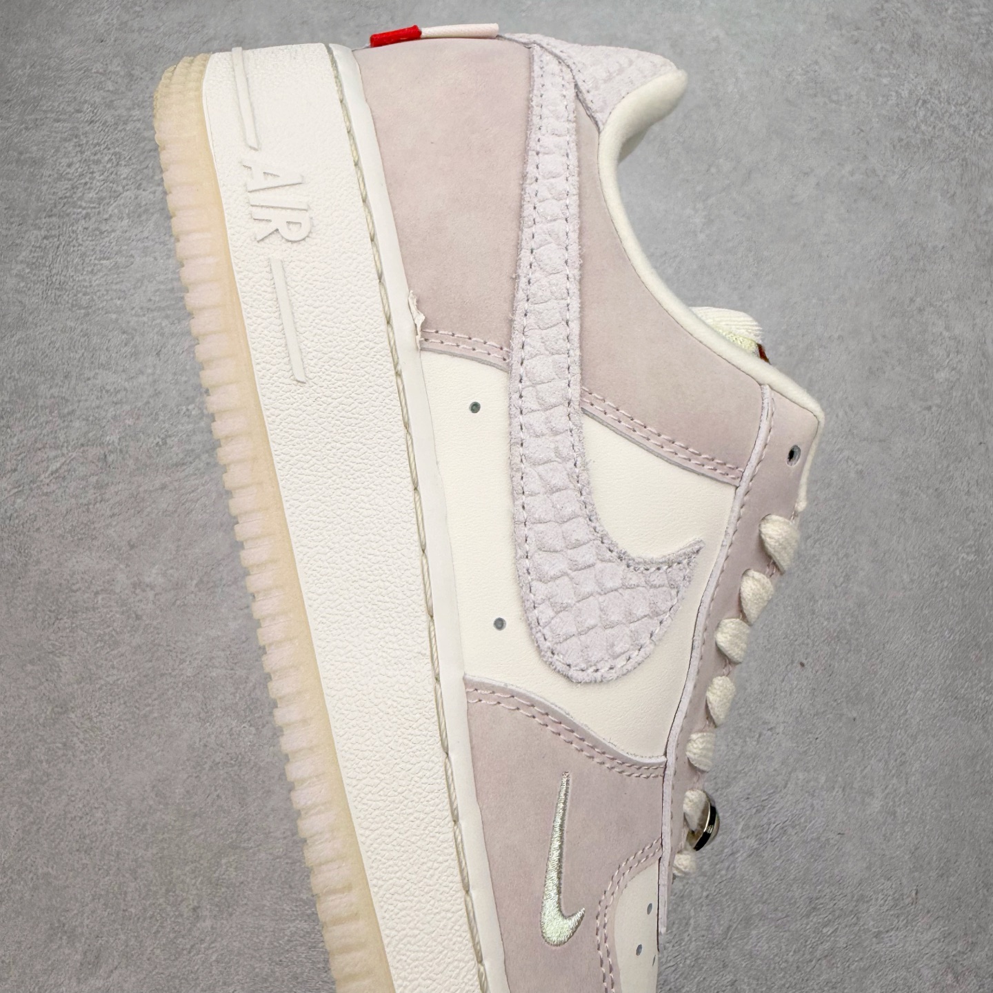 图片[6]-＃福利特价 NK Air Force 1´07 Low 空军一号低帮百搭休闲运动板鞋 柔软、弹性十足的缓震性能和出色的中底设计 横跨复古与现代的外型结合 造就出风靡全球 三十多年的Force 1 直到今天还深受青睐 尺码：36 36.5 37.5 38 38.5 39 40 40.5 41 42 42.5 43 44 44.5 45-选品中心