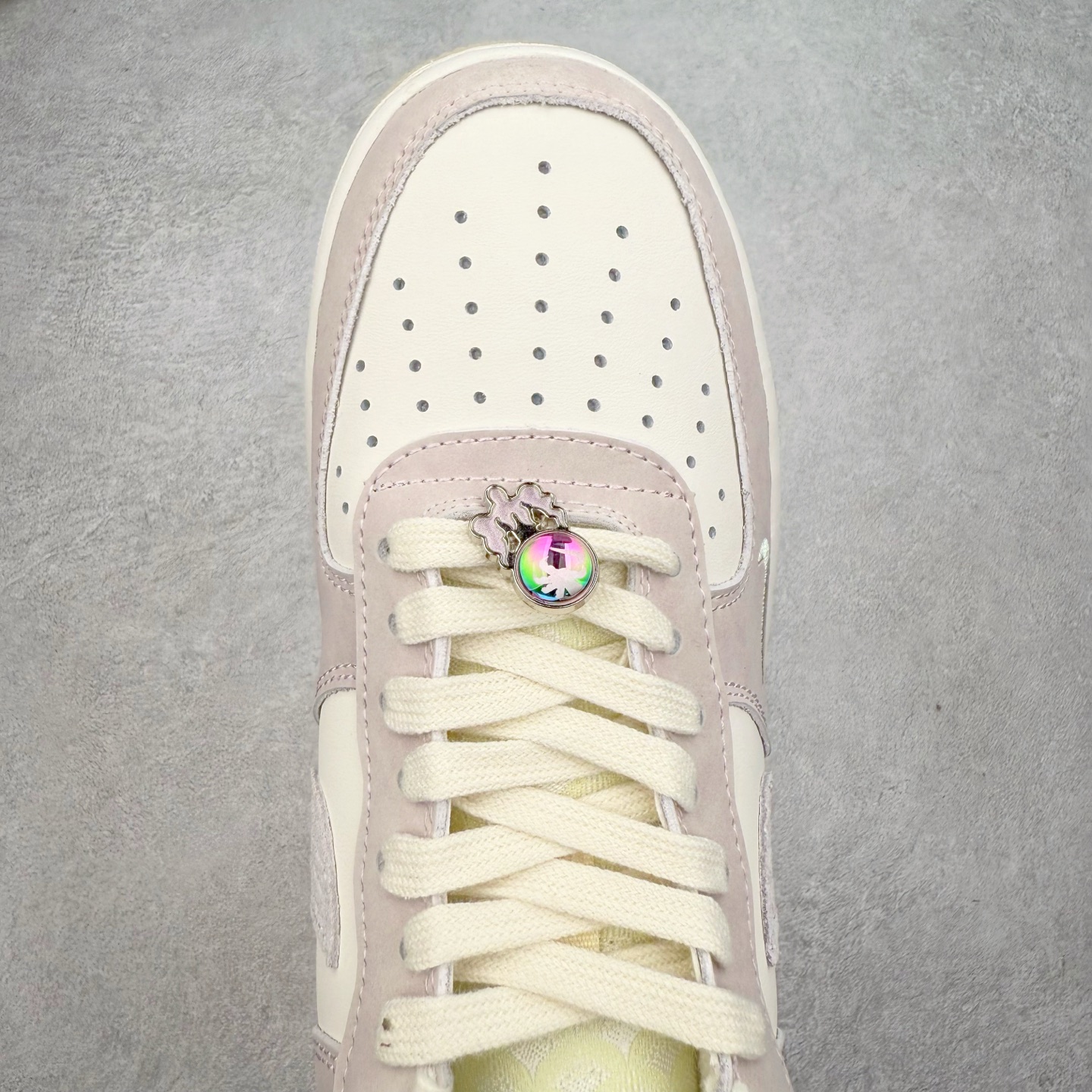 图片[4]-＃福利特价 NK Air Force 1´07 Low 空军一号低帮百搭休闲运动板鞋 柔软、弹性十足的缓震性能和出色的中底设计 横跨复古与现代的外型结合 造就出风靡全球 三十多年的Force 1 直到今天还深受青睐 尺码：36 36.5 37.5 38 38.5 39 40 40.5 41 42 42.5 43 44 44.5 45-选品中心