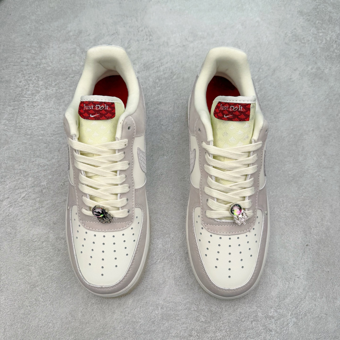 图片[2]-＃福利特价 NK Air Force 1´07 Low 空军一号低帮百搭休闲运动板鞋 柔软、弹性十足的缓震性能和出色的中底设计 横跨复古与现代的外型结合 造就出风靡全球 三十多年的Force 1 直到今天还深受青睐 尺码：36 36.5 37.5 38 38.5 39 40 40.5 41 42 42.5 43 44 44.5 45-选品中心