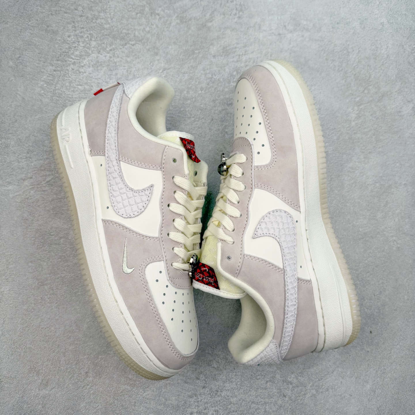图片[3]-＃福利特价 NK Air Force 1´07 Low 空军一号低帮百搭休闲运动板鞋 柔软、弹性十足的缓震性能和出色的中底设计 横跨复古与现代的外型结合 造就出风靡全球 三十多年的Force 1 直到今天还深受青睐 尺码：36 36.5 37.5 38 38.5 39 40 40.5 41 42 42.5 43 44 44.5 45-选品中心