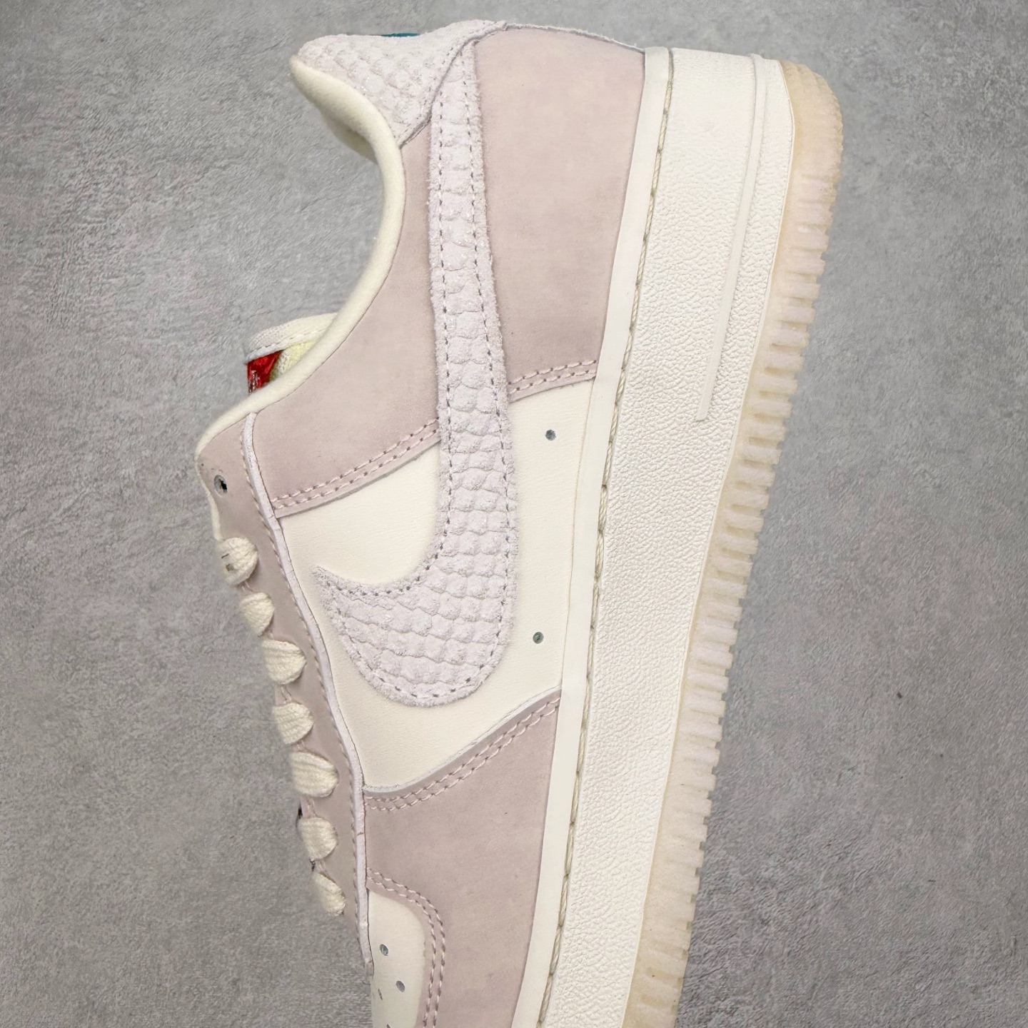 图片[7]-＃福利特价 NK Air Force 1´07 Low 空军一号低帮百搭休闲运动板鞋 柔软、弹性十足的缓震性能和出色的中底设计 横跨复古与现代的外型结合 造就出风靡全球 三十多年的Force 1 直到今天还深受青睐 尺码：36 36.5 37.5 38 38.5 39 40 40.5 41 42 42.5 43 44 44.5 45-选品中心