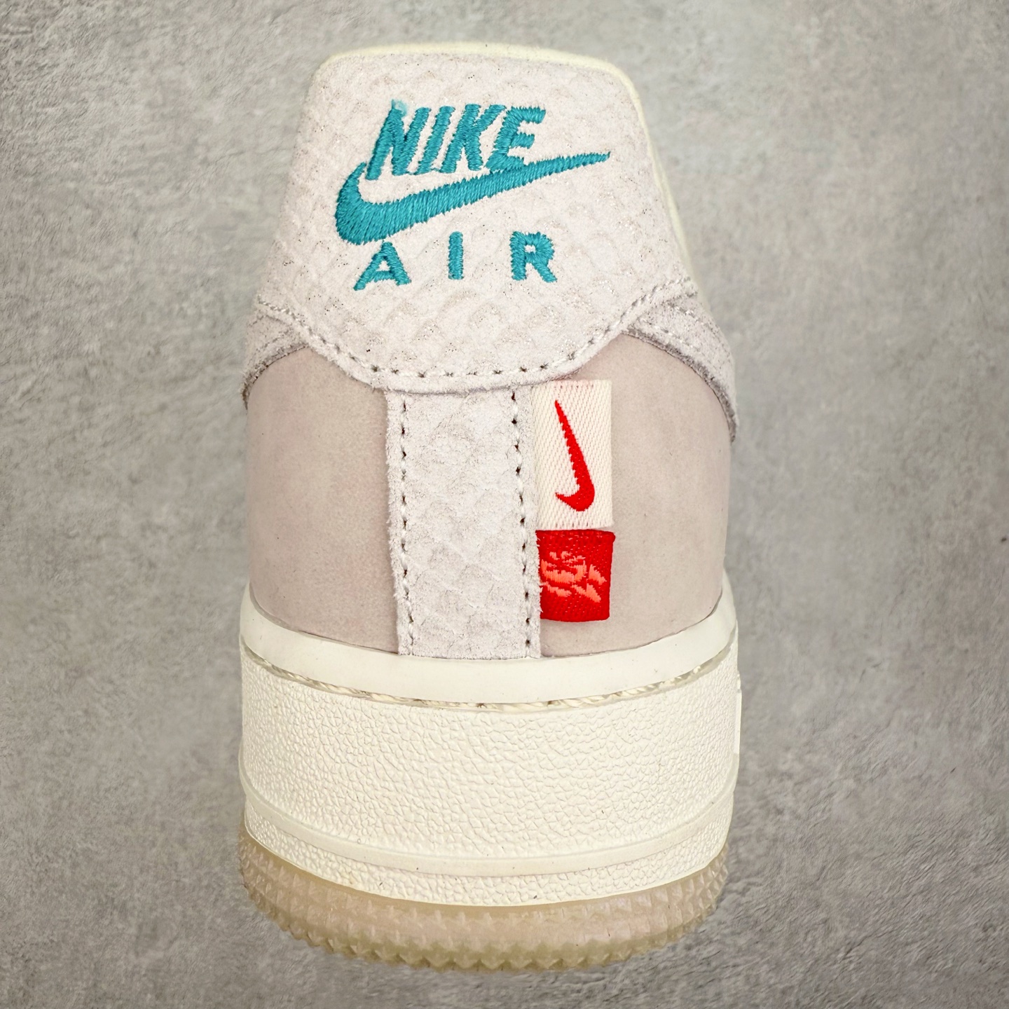 图片[8]-＃福利特价 NK Air Force 1´07 Low 空军一号低帮百搭休闲运动板鞋 柔软、弹性十足的缓震性能和出色的中底设计 横跨复古与现代的外型结合 造就出风靡全球 三十多年的Force 1 直到今天还深受青睐 尺码：36 36.5 37.5 38 38.5 39 40 40.5 41 42 42.5 43 44 44.5 45-选品中心