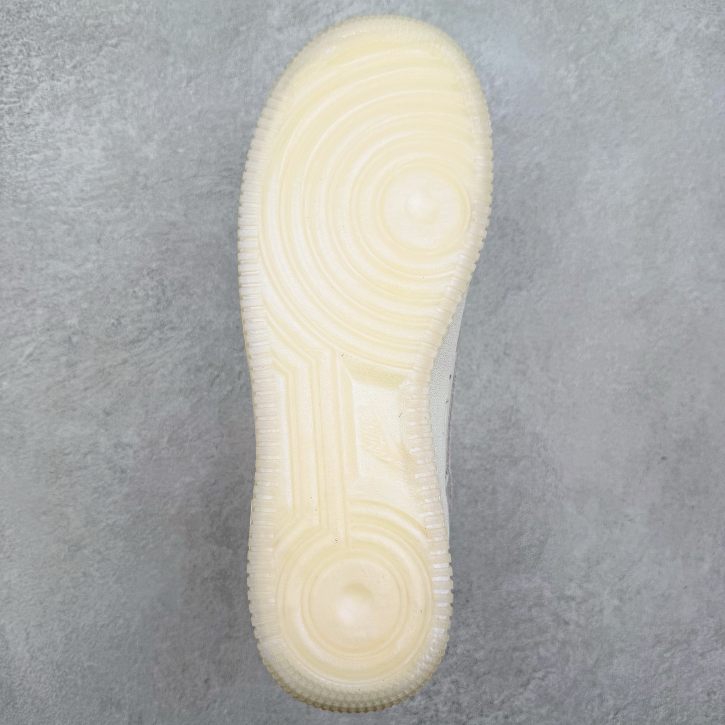 图片[9]-＃福利特价 NK Air Force 1´07 Low 空军一号低帮百搭休闲运动板鞋 柔软、弹性十足的缓震性能和出色的中底设计 横跨复古与现代的外型结合 造就出风靡全球 三十多年的Force 1 直到今天还深受青睐 尺码：36 36.5 37.5 38 38.5 39 40 40.5 41 42 42.5 43 44 44.5 45-选品中心