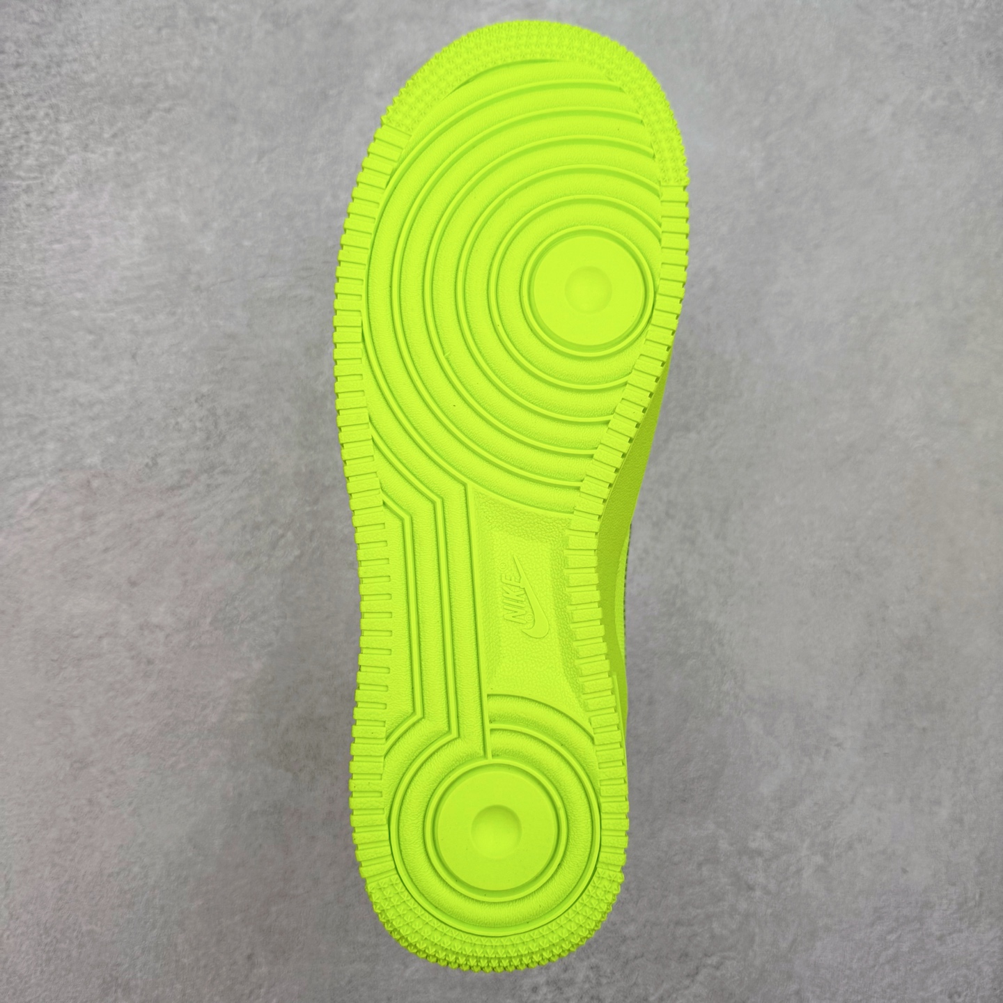 图片[9]-＃福利特价 NK Air Force 1´07 Low 空军一号低帮百搭休闲运动板鞋 柔软、弹性十足的缓震性能和出色的中底设计 横跨复古与现代的外型结合 造就出风靡全球 三十多年的Force 1 直到今天还深受青睐 尺码：36 36.5 37.5 38 38.5 39 40 40.5 41 42 42.5 43 44 44.5 45-选品中心