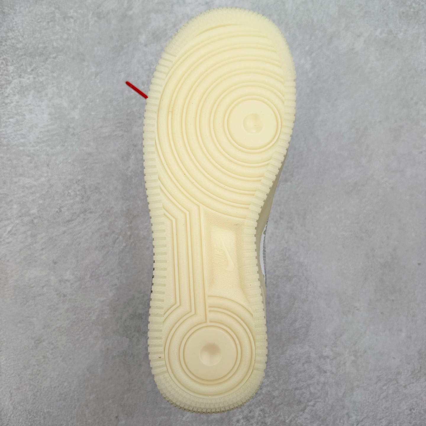 图片[9]-＃福利特价 NK Air Force 1´07 Low 空军一号低帮百搭休闲运动板鞋 柔软、弹性十足的缓震性能和出色的中底设计 横跨复古与现代的外型结合 造就出风靡全球 三十多年的Force 1 直到今天还深受青睐 尺码：36 36.5 37.5 38 38.5 39 40 40.5 41 42 42.5 43 44 44.5 45-选品中心