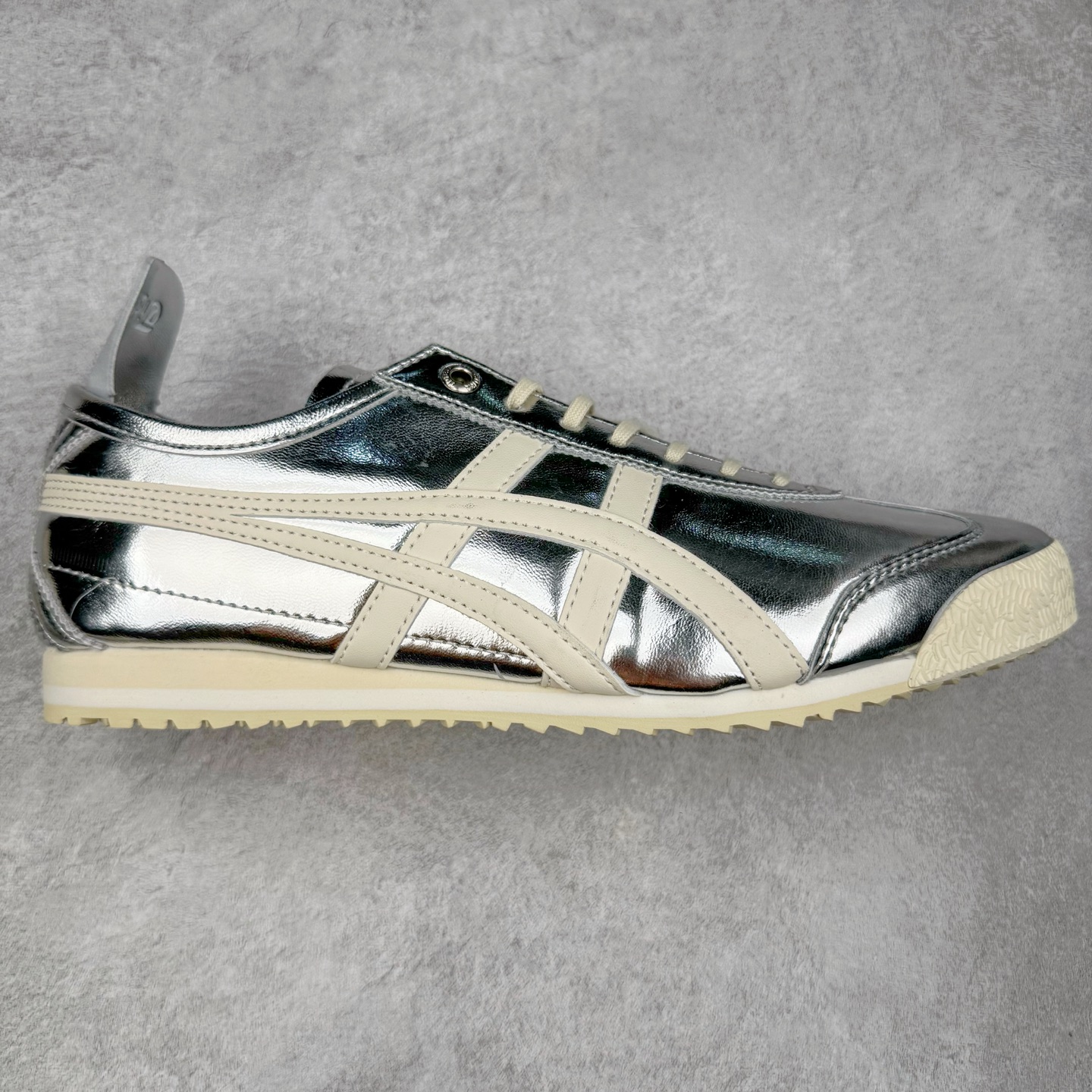 ＃C版 Asics Onitsuka Tiger MEXICO 66 亚瑟士鬼冢虎复古经典板鞋 CNY 龙年限定 白红 市场王者选手 海外订单工厂出品 长期生产补货永不断码 超成熟稳定的做工品控 原装全套纸板楦头开发 原汁原味 完美呈现版型 私模正确鞋底咬花纹路 一比一鞋头弧度高度鞋身弧度 绝不口嗨 细节品控鞋型随意秒杀市面 原档咬花纹路私模大底 一个单元有六个三角形 总体形拼接呈现花瓣状 官方四联吊牌 原装Ortholite轻量化鞋垫 原盒原配 质保卡 说明书 钢印防尘纸 纸板中底带钢印 乳胶组合鞋垫 支持全方位的对比专柜 产品从款式颜色造型上体现出追求舒适和细节的完美 鞋类更是推崇手工制作的严谨与完美 融舒适性与可穿性的设计风格 注重细节的完美和别致魅力 既保持稳重 又不失轻松的时尚感 尺码：36 37 37.5 38 39 39.5 40 40.5 41.5 42 42.5 43.5 44 45-选品中心