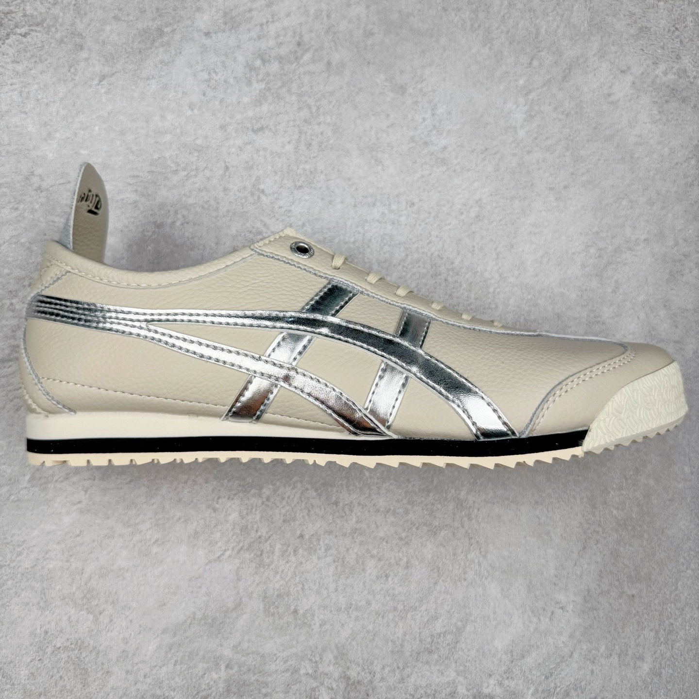 ＃C版 Asics Onitsuka Tiger MEXICO 66 亚瑟士鬼冢虎复古经典板鞋 CNY 龙年限定 白红 市场王者选手 海外订单工厂出品 长期生产补货永不断码 超成熟稳定的做工品控 原装全套纸板楦头开发 原汁原味 完美呈现版型 私模正确鞋底咬花纹路 一比一鞋头弧度高度鞋身弧度 绝不口嗨 细节品控鞋型随意秒杀市面 原档咬花纹路私模大底 一个单元有六个三角形 总体形拼接呈现花瓣状 官方四联吊牌 原装Ortholite轻量化鞋垫 原盒原配 质保卡 说明书 钢印防尘纸 纸板中底带钢印 乳胶组合鞋垫 支持全方位的对比专柜 产品从款式颜色造型上体现出追求舒适和细节的完美 鞋类更是推崇手工制作的严谨与完美 融舒适性与可穿性的设计风格 注重细节的完美和别致魅力 既保持稳重 又不失轻松的时尚感 尺码：36 37 37.5 38 39 39.5 40 40.5 41.5 42 42.5 43.5 44 45-选品中心