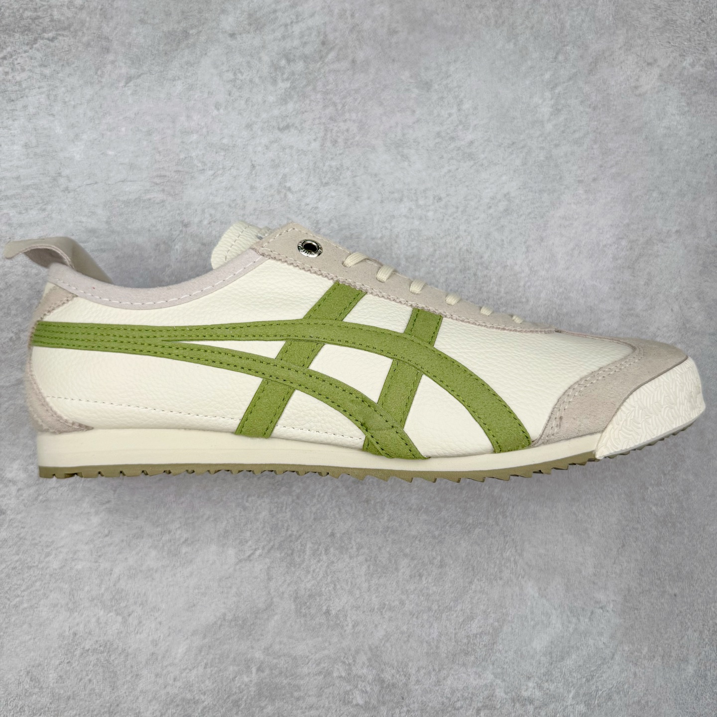 ＃C版 Asics Onitsuka Tiger MEXICO 66 亚瑟士鬼冢虎复古经典板鞋 CNY 龙年限定 白红 市场王者选手 海外订单工厂出品 长期生产补货永不断码 超成熟稳定的做工品控 原装全套纸板楦头开发 原汁原味 完美呈现版型 私模正确鞋底咬花纹路 一比一鞋头弧度高度鞋身弧度 绝不口嗨 细节品控鞋型随意秒杀市面 原档咬花纹路私模大底 一个单元有六个三角形 总体形拼接呈现花瓣状 官方四联吊牌 原装Ortholite轻量化鞋垫 原盒原配 质保卡 说明书 钢印防尘纸 纸板中底带钢印 乳胶组合鞋垫 支持全方位的对比专柜 产品从款式颜色造型上体现出追求舒适和细节的完美 鞋类更是推崇手工制作的严谨与完美 融舒适性与可穿性的设计风格 注重细节的完美和别致魅力 既保持稳重 又不失轻松的时尚感 尺码：36 37 37.5 38 39 39.5 40 40.5 41.5 42 42.5 43.5 44 45-选品中心
