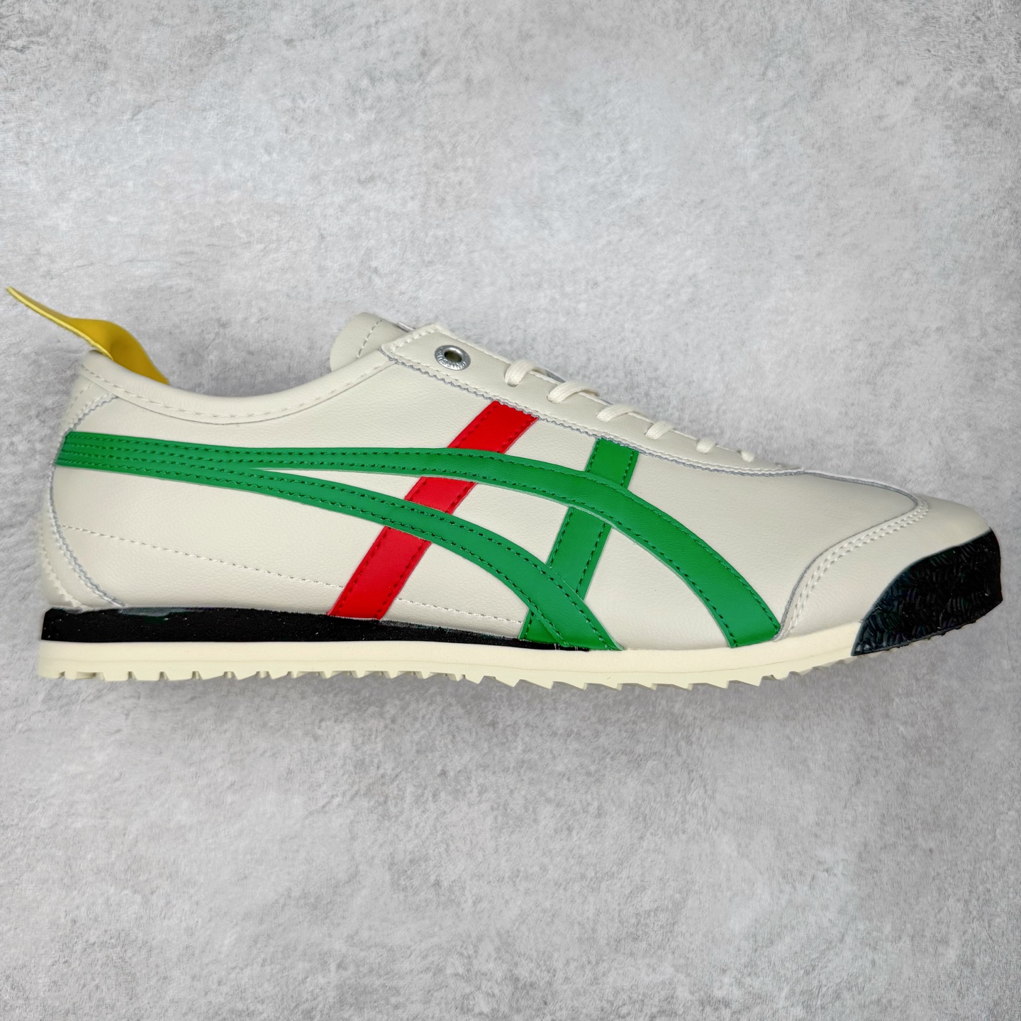 ＃C版 Asics Onitsuka Tiger MEXICO 66 亚瑟士鬼冢虎复古经典板鞋 CNY 龙年限定 白红 市场王者选手 海外订单工厂出品 长期生产补货永不断码 超成熟稳定的做工品控 原装全套纸板楦头开发 原汁原味 完美呈现版型 私模正确鞋底咬花纹路 一比一鞋头弧度高度鞋身弧度 绝不口嗨 细节品控鞋型随意秒杀市面 原档咬花纹路私模大底 一个单元有六个三角形 总体形拼接呈现花瓣状 官方四联吊牌 原装Ortholite轻量化鞋垫 原盒原配 质保卡 说明书 钢印防尘纸 纸板中底带钢印 乳胶组合鞋垫 支持全方位的对比专柜 产品从款式颜色造型上体现出追求舒适和细节的完美 鞋类更是推崇手工制作的严谨与完美 融舒适性与可穿性的设计风格 注重细节的完美和别致魅力 既保持稳重 又不失轻松的时尚感 尺码：36 37 37.5 38 39 39.5 40 40.5 41.5 42 42.5 43.5 44 45-选品中心
