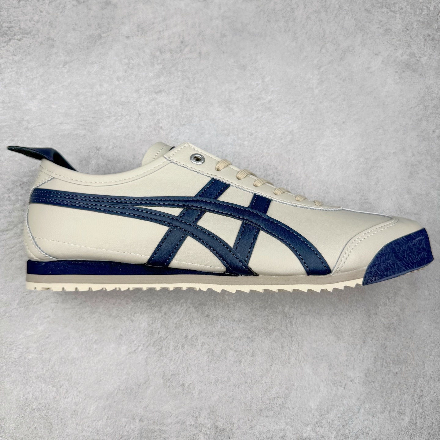 ＃C版 Asics Onitsuka Tiger MEXICO 66 亚瑟士鬼冢虎复古经典板鞋 CNY 龙年限定 白红 市场王者选手 海外订单工厂出品 长期生产补货永不断码 超成熟稳定的做工品控 原装全套纸板楦头开发 原汁原味 完美呈现版型 私模正确鞋底咬花纹路 一比一鞋头弧度高度鞋身弧度 绝不口嗨 细节品控鞋型随意秒杀市面 原档咬花纹路私模大底 一个单元有六个三角形 总体形拼接呈现花瓣状 官方四联吊牌 原装Ortholite轻量化鞋垫 原盒原配 质保卡 说明书 钢印防尘纸 纸板中底带钢印 乳胶组合鞋垫 支持全方位的对比专柜 产品从款式颜色造型上体现出追求舒适和细节的完美 鞋类更是推崇手工制作的严谨与完美 融舒适性与可穿性的设计风格 注重细节的完美和别致魅力 既保持稳重 又不失轻松的时尚感 尺码：36 37 37.5 38 39 39.5 40 40.5 41.5 42 42.5 43.5 44 45-选品中心
