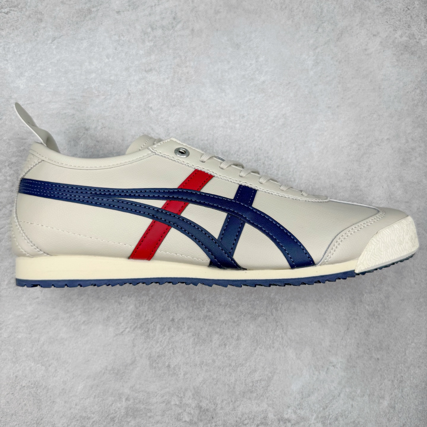 ＃C版 Asics Onitsuka Tiger MEXICO 66 亚瑟士鬼冢虎复古经典板鞋 CNY 龙年限定 白红 市场王者选手 海外订单工厂出品 长期生产补货永不断码 超成熟稳定的做工品控 原装全套纸板楦头开发 原汁原味 完美呈现版型 私模正确鞋底咬花纹路 一比一鞋头弧度高度鞋身弧度 绝不口嗨 细节品控鞋型随意秒杀市面 原档咬花纹路私模大底 一个单元有六个三角形 总体形拼接呈现花瓣状 官方四联吊牌 原装Ortholite轻量化鞋垫 原盒原配 质保卡 说明书 钢印防尘纸 纸板中底带钢印 乳胶组合鞋垫 支持全方位的对比专柜 产品从款式颜色造型上体现出追求舒适和细节的完美 鞋类更是推崇手工制作的严谨与完美 融舒适性与可穿性的设计风格 注重细节的完美和别致魅力 既保持稳重 又不失轻松的时尚感 尺码：36 37 37.5 38 39 39.5 40 40.5 41.5 42 42.5 43.5 44 45-选品中心