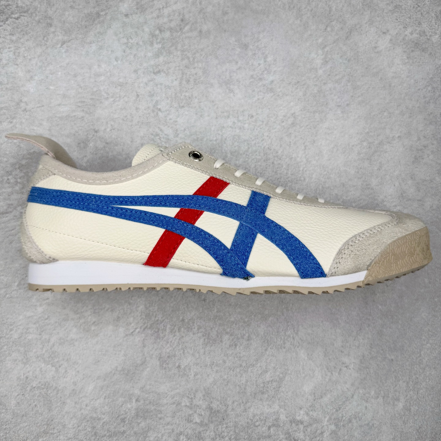 ＃C版 Asics Onitsuka Tiger MEXICO 66 亚瑟士鬼冢虎复古经典板鞋 CNY 龙年限定 白红 市场王者选手 海外订单工厂出品 长期生产补货永不断码 超成熟稳定的做工品控 原装全套纸板楦头开发 原汁原味 完美呈现版型 私模正确鞋底咬花纹路 一比一鞋头弧度高度鞋身弧度 绝不口嗨 细节品控鞋型随意秒杀市面 原档咬花纹路私模大底 一个单元有六个三角形 总体形拼接呈现花瓣状 官方四联吊牌 原装Ortholite轻量化鞋垫 原盒原配 质保卡 说明书 钢印防尘纸 纸板中底带钢印 乳胶组合鞋垫 支持全方位的对比专柜 产品从款式颜色造型上体现出追求舒适和细节的完美 鞋类更是推崇手工制作的严谨与完美 融舒适性与可穿性的设计风格 注重细节的完美和别致魅力 既保持稳重 又不失轻松的时尚感 尺码：36 37 37.5 38 39 39.5 40 40.5 41.5 42 42.5 43.5 44 45-选品中心