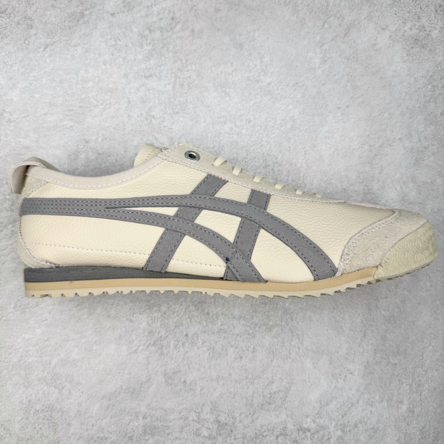 ＃C版 Asics Onitsuka Tiger MEXICO 66 亚瑟士鬼冢虎复古经典板鞋 CNY 龙年限定 白红 市场王者选手 海外订单工厂出品 长期生产补货永不断码 超成熟稳定的做工品控 原装全套纸板楦头开发 原汁原味 完美呈现版型 私模正确鞋底咬花纹路 一比一鞋头弧度高度鞋身弧度 绝不口嗨 细节品控鞋型随意秒杀市面 原档咬花纹路私模大底 一个单元有六个三角形 总体形拼接呈现花瓣状 官方四联吊牌 原装Ortholite轻量化鞋垫 原盒原配 质保卡 说明书 钢印防尘纸 纸板中底带钢印 乳胶组合鞋垫 支持全方位的对比专柜 产品从款式颜色造型上体现出追求舒适和细节的完美 鞋类更是推崇手工制作的严谨与完美 融舒适性与可穿性的设计风格 注重细节的完美和别致魅力 既保持稳重 又不失轻松的时尚感 尺码：36 37 37.5 38 39 39.5 40 40.5 41.5 42 42.5 43.5 44 45-选品中心