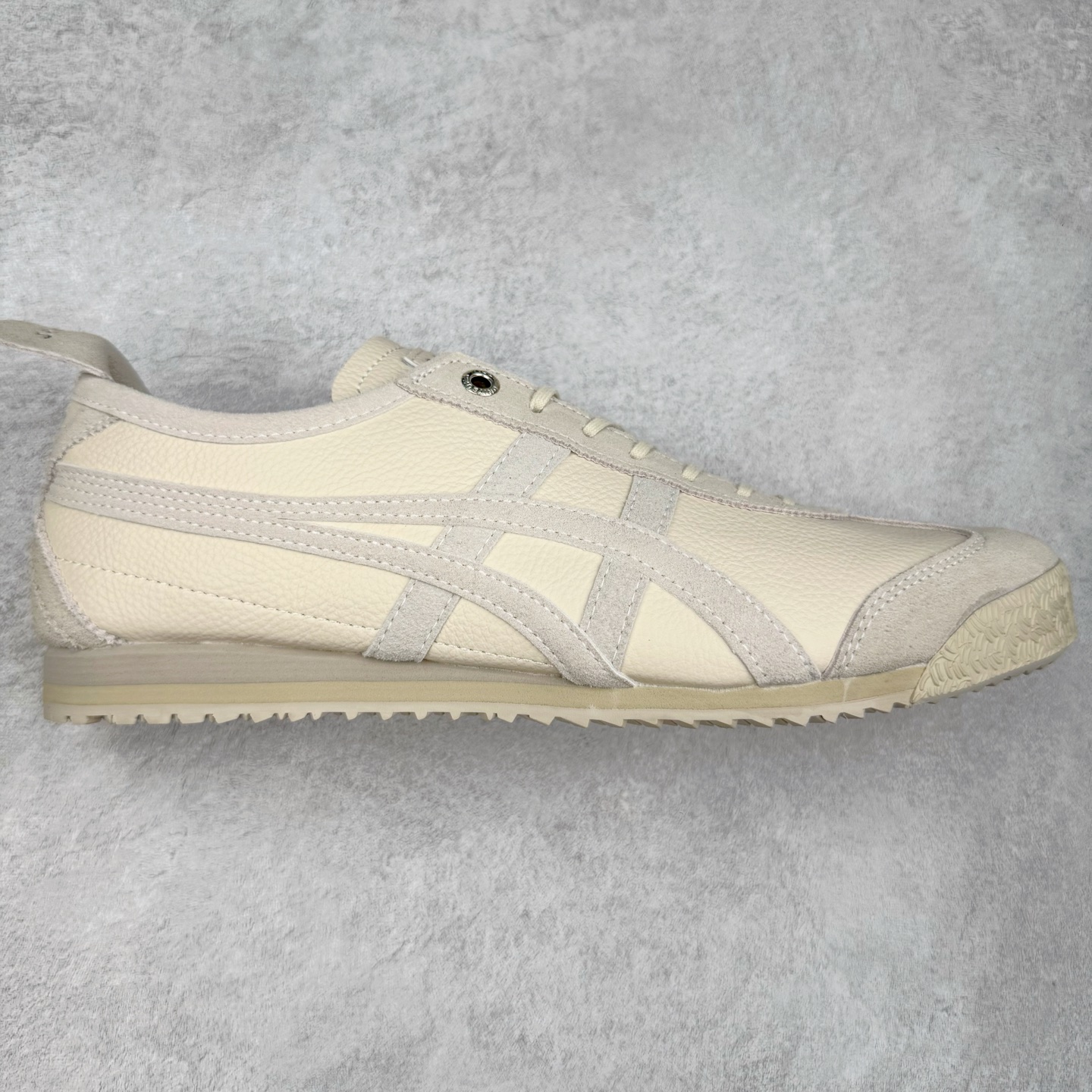 图片[10]-＃C版 Asics Onitsuka Tiger MEXICO 66 亚瑟士鬼冢虎复古经典板鞋 CNY 龙年限定 白红 市场王者选手 海外订单工厂出品 长期生产补货永不断码 超成熟稳定的做工品控 原装全套纸板楦头开发 原汁原味 完美呈现版型 私模正确鞋底咬花纹路 一比一鞋头弧度高度鞋身弧度 绝不口嗨 细节品控鞋型随意秒杀市面 原档咬花纹路私模大底 一个单元有六个三角形 总体形拼接呈现花瓣状 官方四联吊牌 原装Ortholite轻量化鞋垫 原盒原配 质保卡 说明书 钢印防尘纸 纸板中底带钢印 乳胶组合鞋垫 支持全方位的对比专柜 产品从款式颜色造型上体现出追求舒适和细节的完美 鞋类更是推崇手工制作的严谨与完美 融舒适性与可穿性的设计风格 注重细节的完美和别致魅力 既保持稳重 又不失轻松的时尚感 尺码：36 37 37.5 38 39 39.5 40 40.5 41.5 42 42.5 43.5 44 45-选品中心
