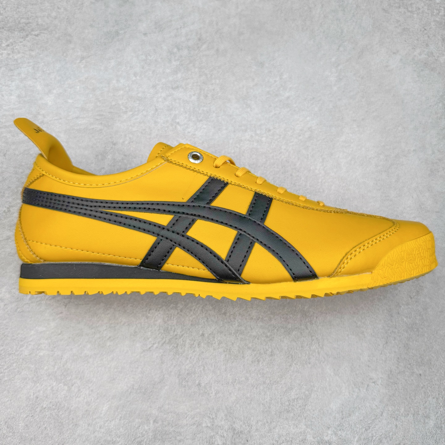 图片[7]-＃C版 Asics Onitsuka Tiger MEXICO 66 亚瑟士鬼冢虎复古经典板鞋 CNY 龙年限定 白红 市场王者选手 海外订单工厂出品 长期生产补货永不断码 超成熟稳定的做工品控 原装全套纸板楦头开发 原汁原味 完美呈现版型 私模正确鞋底咬花纹路 一比一鞋头弧度高度鞋身弧度 绝不口嗨 细节品控鞋型随意秒杀市面 原档咬花纹路私模大底 一个单元有六个三角形 总体形拼接呈现花瓣状 官方四联吊牌 原装Ortholite轻量化鞋垫 原盒原配 质保卡 说明书 钢印防尘纸 纸板中底带钢印 乳胶组合鞋垫 支持全方位的对比专柜 产品从款式颜色造型上体现出追求舒适和细节的完美 鞋类更是推崇手工制作的严谨与完美 融舒适性与可穿性的设计风格 注重细节的完美和别致魅力 既保持稳重 又不失轻松的时尚感 尺码：36 37 37.5 38 39 39.5 40 40.5 41.5 42 42.5 43.5 44 45-选品中心