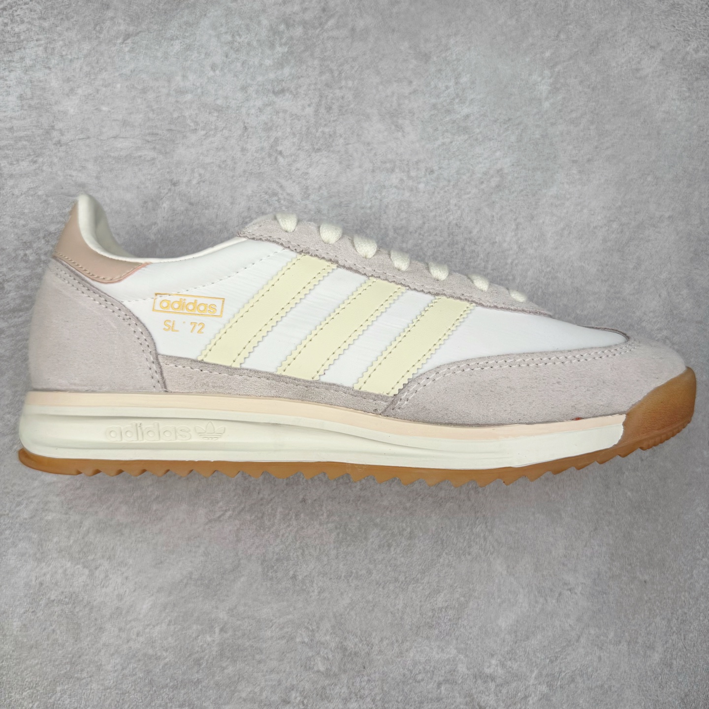 ＃HP纯原 AD Wmns SL72 OG 系列德训足球风百搭低帮休闲运动板鞋 JI2491 采用高弹EVA+MODEL+RB三层组合底 区别市面RB一体大底 三层组合鞋底重量与原鞋一致 Originals 将有「T 头鞋」造型的诞生于 1972 年的 SL72 鞋款复刻带回 各位买鞋又有新选择了 1972 年 SL72 问世后 引领了后来阿迪达斯的跑鞋发展方向 其中「SL」代表了 Super Light 彰显了产品轻便的特性 1972 年 SL72 问世后 引领了后来阿迪达斯的跑鞋发展方向 其中「SL」代表了 Super Light 彰显了产品轻便的特性 这次 Originals 延续其轻质经典的基因 带来男女两款 SL72 男生款带来 SL72 RS 鞋型 RS 意为 Reshaped（重塑）鞋款在保留了经典的外观基础上 在尼龙材质里增加了填充物 使鞋型更加挺立和饱满 鞋头则更加圆润 鞋底的 EVA 材质则增加了鞋款的高度 女生款则带来 SL72 OG W 鞋型 OG 顾名思义则是致敬经典款式 相较于 RS（Reshaped）鞋款 鞋身更加纤细 其整体鞋身轮廓、线条、细节、材质上尊崇 70 年代 SL72 的设计 还原经典味道 尺码：36 36⅔ 37⅓ 38 38⅔ 39⅓ 40 40⅔ 41⅓ 42 42⅔ 43⅓ 44 44⅔ 45-选品中心