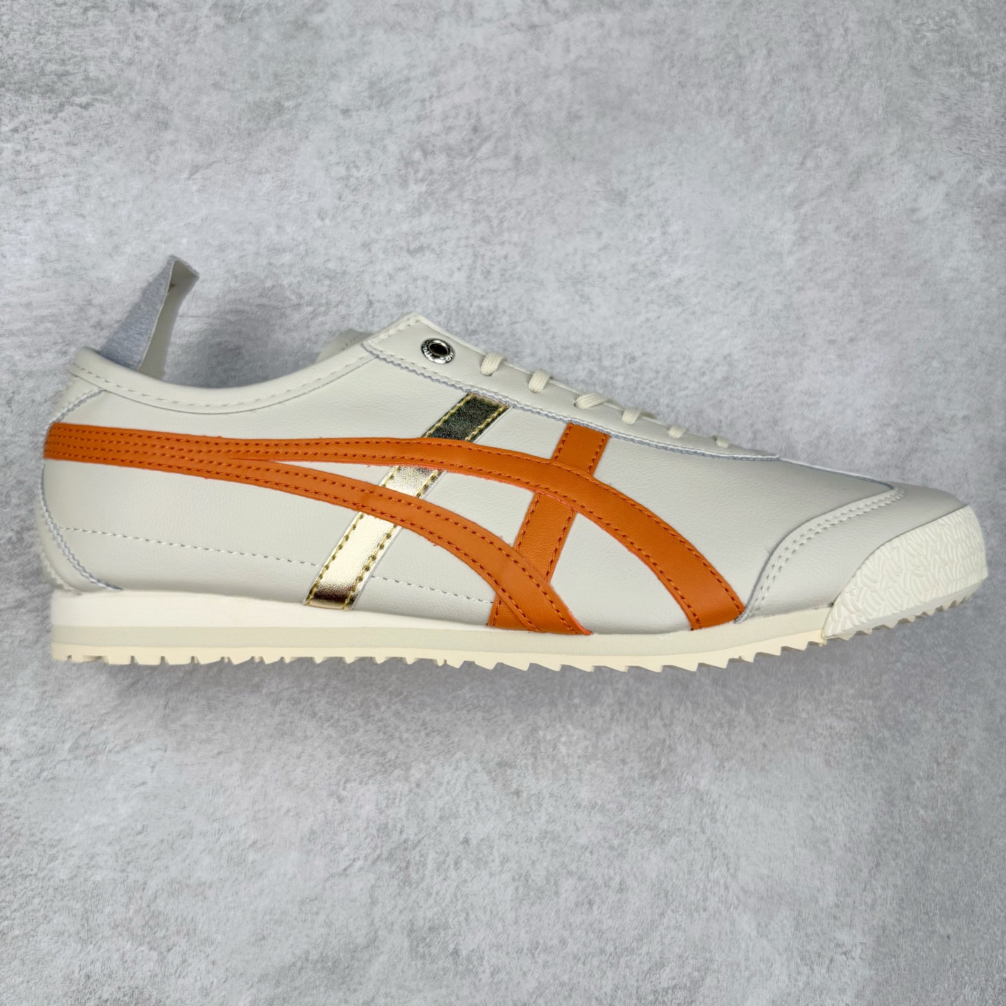 图片[12]-＃C版 Asics Onitsuka Tiger MEXICO 66 亚瑟士鬼冢虎复古经典板鞋 CNY 龙年限定 白红 市场王者选手 海外订单工厂出品 长期生产补货永不断码 超成熟稳定的做工品控 原装全套纸板楦头开发 原汁原味 完美呈现版型 私模正确鞋底咬花纹路 一比一鞋头弧度高度鞋身弧度 绝不口嗨 细节品控鞋型随意秒杀市面 原档咬花纹路私模大底 一个单元有六个三角形 总体形拼接呈现花瓣状 官方四联吊牌 原装Ortholite轻量化鞋垫 原盒原配 质保卡 说明书 钢印防尘纸 纸板中底带钢印 乳胶组合鞋垫 支持全方位的对比专柜 产品从款式颜色造型上体现出追求舒适和细节的完美 鞋类更是推崇手工制作的严谨与完美 融舒适性与可穿性的设计风格 注重细节的完美和别致魅力 既保持稳重 又不失轻松的时尚感 尺码：36 37 37.5 38 39 39.5 40 40.5 41.5 42 42.5 43.5 44 45-选品中心