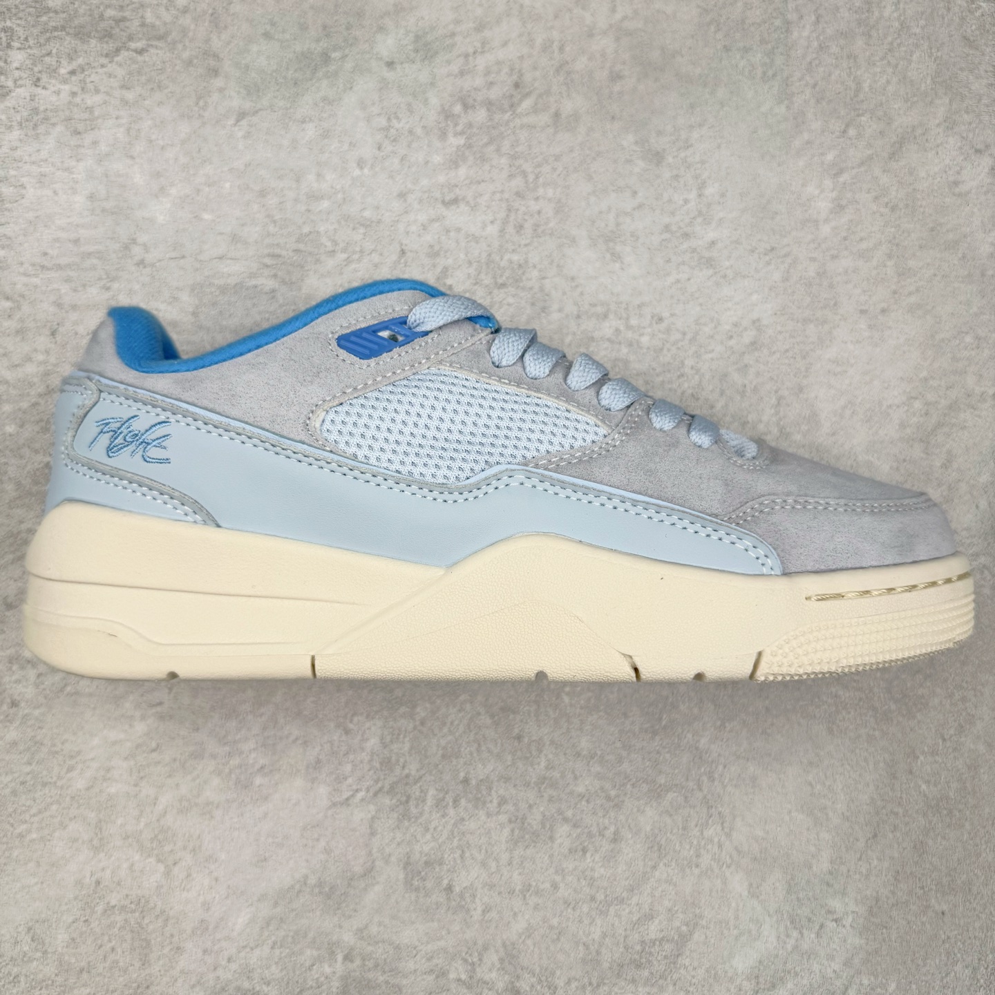 图片[4]-Air Jordan AJ Flight Court 乔丹低帮复古篮球鞋 设计简约又不失复古韵味鞋内的鞋垫柔软且有弹性 能够很好地缓冲落地时的冲击力鞋面的材质贴合脚部 鞋底的纹路设计合理 抓地力很强 尺码： 36 36.5 37.5 38 38.5 39 40 40.5 41 42 42.5 43 44 45 46 47 47.5-选品中心