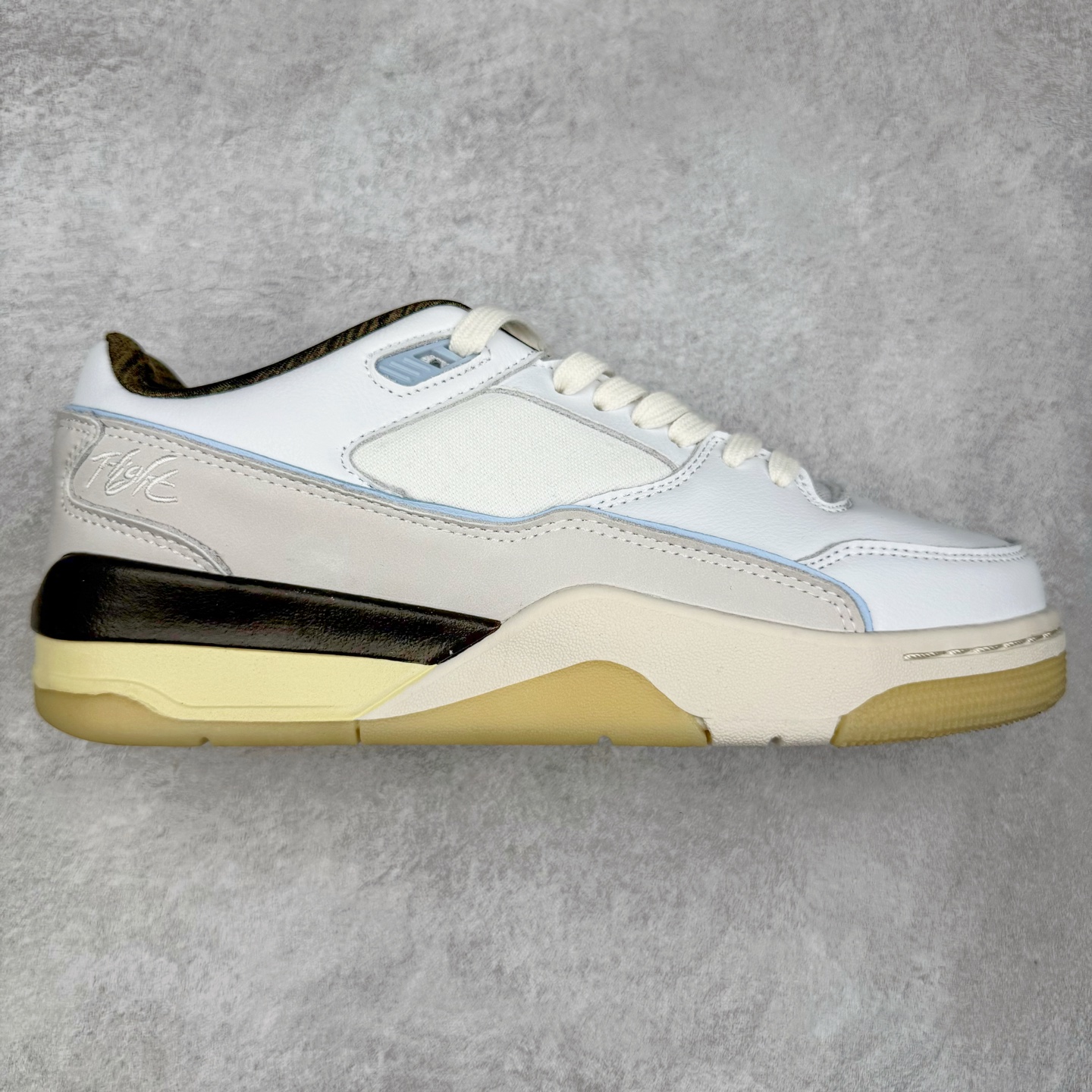 Air Jordan AJ Flight Court 乔丹低帮复古篮球鞋 设计简约又不失复古韵味鞋内的鞋垫柔软且有弹性 能够很好地缓冲落地时的冲击力鞋面的材质贴合脚部 鞋底的纹路设计合理 抓地力很强 尺码: 36 36.5 37.5 38 38.5 39 40 40.5 41 42 42.5 43 44 45 46 47 47.5-选品中心