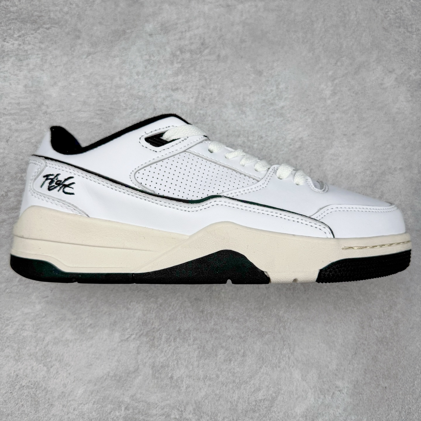 Air Jordan AJ Flight Court 乔丹低帮复古篮球鞋 设计简约又不失复古韵味鞋内的鞋垫柔软且有弹性 能够很好地缓冲落地时的冲击力鞋面的材质贴合脚部 鞋底的纹路设计合理 抓地力很强 尺码: 36 36.5 37.5 38 38.5 39 40 40.5 41 42 42.5 43 44 45 46 47 47.5-选品中心