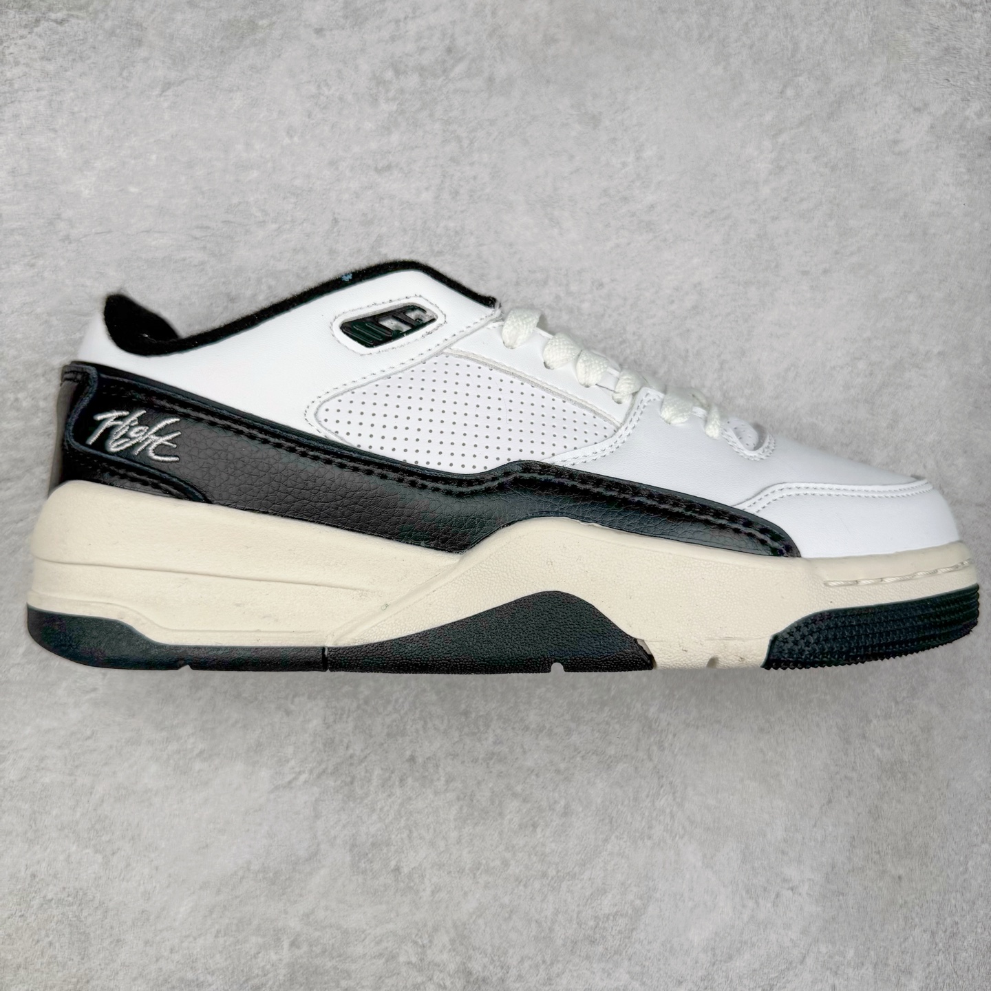 图片[6]-Air Jordan AJ Flight Court 乔丹低帮复古篮球鞋 设计简约又不失复古韵味鞋内的鞋垫柔软且有弹性 能够很好地缓冲落地时的冲击力鞋面的材质贴合脚部 鞋底的纹路设计合理 抓地力很强 尺码： 36 36.5 37.5 38 38.5 39 40 40.5 41 42 42.5 43 44 45 46 47 47.5-选品中心