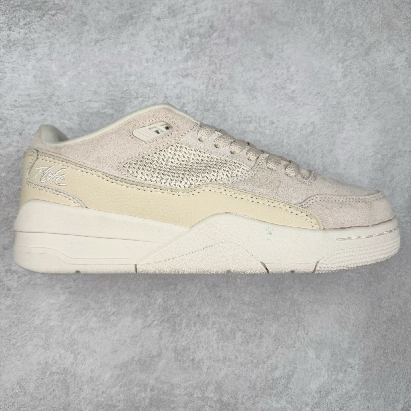 Air Jordan AJ Flight Court 乔丹低帮复古篮球鞋 设计简约又不失复古韵味鞋内的鞋垫柔软且有弹性 能够很好地缓冲落地时的冲击力鞋面的材质贴合脚部 鞋底的纹路设计合理 抓地力很强 尺码： 36 36.5 37.5 38 38.5 39 40 40.5 41 42 42.5 43 44 45 46 47 47.5-选品中心