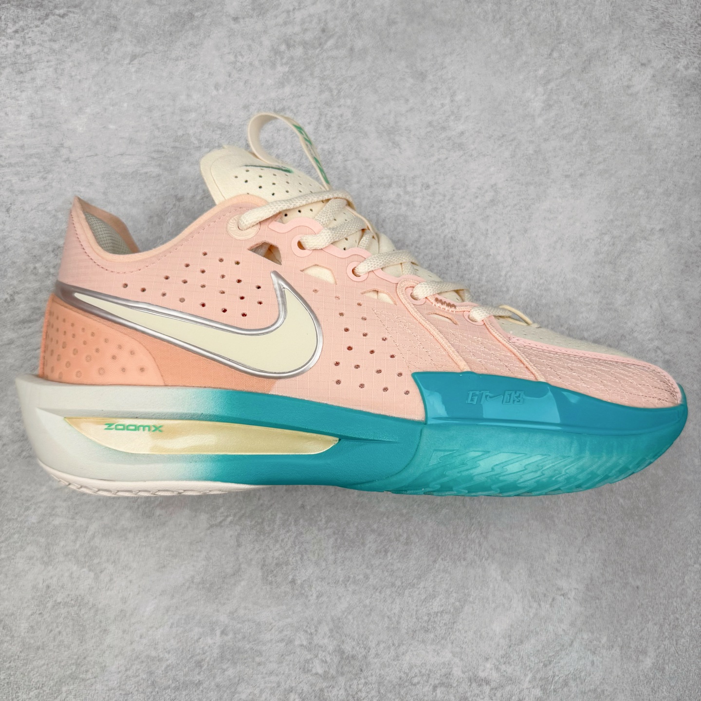 NK G.T. Cut 3.0 EP GT3代实战篮球鞋 DV2918-601 该鞋款采用出众回弹设计 为切入、转向和移步篮筐提供出色的能量回馈 回弹性能带来弹力充沛的迈步体验 助你爆发疾速 全掌型 ZoomX 泡绵 缔造弹力出众的轻盈迈步体验 助你在比赛升温时能够急速快攻 驰骋全场 鞋面绳线与鞋带相结合 有助稳固前足 后跟搭配加垫鞋口 为脚踝营造舒适稳固感受 全掌型 ZoomX 泡绵 能够带来出众的能量回馈 前足外侧采用精巧塑料覆面 在瞬间爆发时提供稳固脚感 尺码：39 40 40.5 41 42 42.5 43 44 44.5 45 46-选品中心