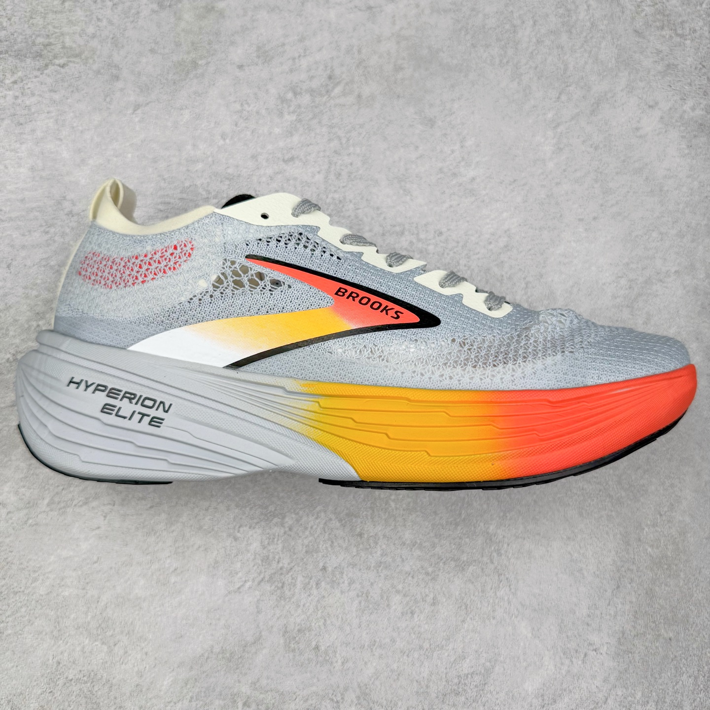 Brooks Hyperion Elite 布鲁克斯龙卷风4代舒适百搭运动低帮马拉松跑步鞋 男女同款 Brooks 四大跑鞋之一 百年品牌 跑鞋从外形上基本就能判断这是一款速度跑鞋 简洁干练的外形结构和极强的运动流线型看着非常有速度感 上脚的第一感觉是非常轻 美码9码的鞋单只206g不到 从个人偏好来说 200g左右的竞速鞋最具安全感 鞋面采用单层网布 很薄 前掌使用了大量开放式网眼 排气直接快速 透气性上乘 鞋舌也是轻量化设计 仅为一层麂皮 和脚背完美贴合 鞋舌中央有个防偏穿孔 从实际穿着来看 通常鞋舌都是外偏 如果是防偏穿孔位于中心 防偏效果其实并不十分有效 如果采用趋外侧的偏心设计更有效 鞋帮泡棉填充量不大 但非常紧凑 贴合舒适 包裹稳固 内置硬质TPU保证必要的稳定性 跑鞋中底采用的是DNA FLASH科技材料 DNA FLASH中底科技 是Brooks第一款将氮气注入中底的创新科技 主要原理是借助“超临界流体”发泡技术 将液态氮稳定的转化为气态氮 并使其均匀地形成无数紧密贴合的密闭式气囊结构 尺码：36 36.5 37.5 38 38.5 39 40 40.5 41 42 42.5 43 44 44.5 45 46-选品中心