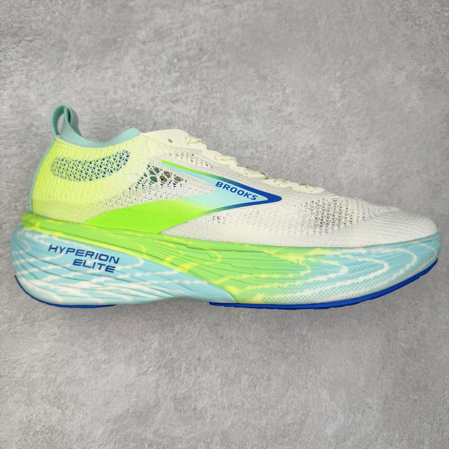 Brooks Hyperion Elite 布鲁克斯龙卷风4代舒适百搭运动低帮马拉松跑步鞋 男女同款 Brooks 四大跑鞋之一 百年品牌 跑鞋从外形上基本就能判断这是一款速度跑鞋 简洁干练的外形结构和极强的运动流线型看着非常有速度感 上脚的第一感觉是非常轻 美码9码的鞋单只206g不到 从个人偏好来说 200g左右的竞速鞋最具安全感 鞋面采用单层网布 很薄 前掌使用了大量开放式网眼 排气直接快速 透气性上乘 鞋舌也是轻量化设计 仅为一层麂皮 和脚背完美贴合 鞋舌中央有个防偏穿孔 从实际穿着来看 通常鞋舌都是外偏 如果是防偏穿孔位于中心 防偏效果其实并不十分有效 如果采用趋外侧的偏心设计更有效 鞋帮泡棉填充量不大 但非常紧凑 贴合舒适 包裹稳固 内置硬质TPU保证必要的稳定性 跑鞋中底采用的是DNA FLASH科技材料 DNA FLASH中底科技 是Brooks第一款将氮气注入中底的创新科技 主要原理是借助“超临界流体”发泡技术 将液态氮稳定的转化为气态氮 并使其均匀地形成无数紧密贴合的密闭式气囊结构 尺码：36 36.5 37.5 38 38.5 39 40 40.5 41 42 42.5 43 44 44.5 45 46-选品中心