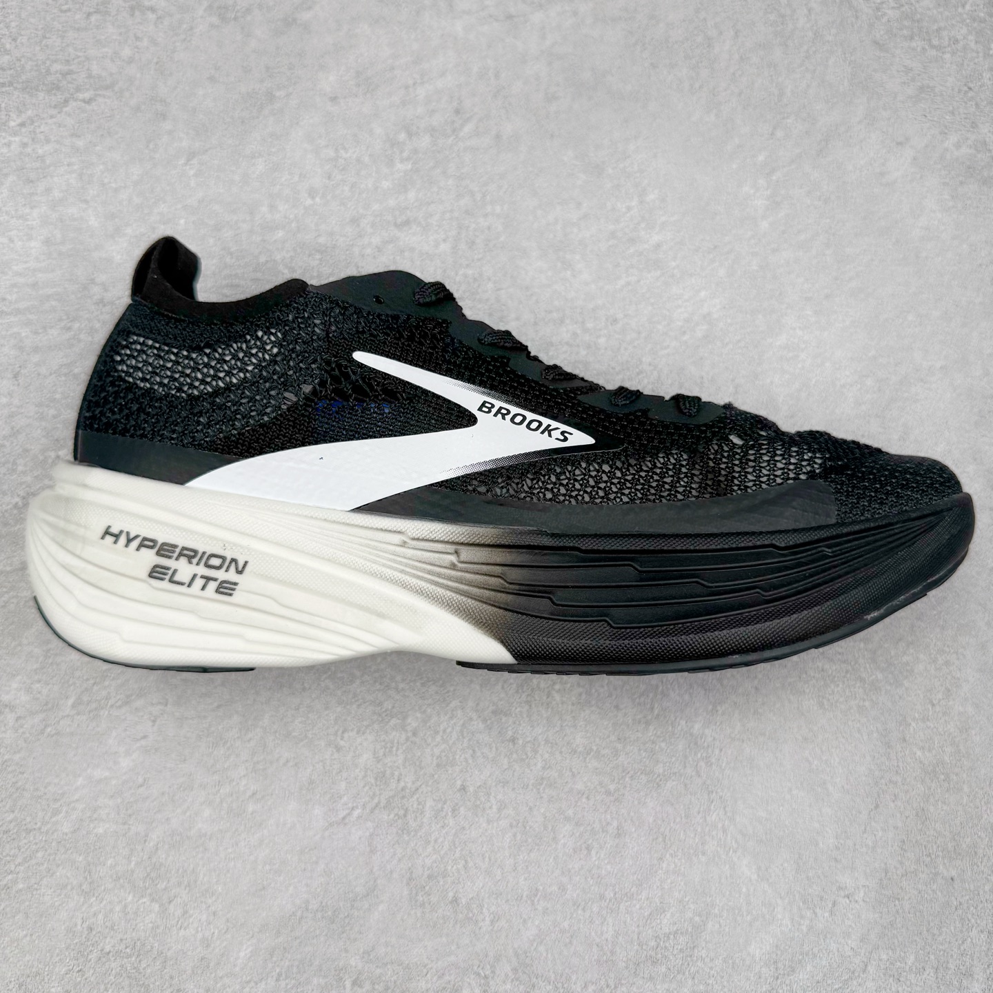Brooks Hyperion Elite 布鲁克斯龙卷风4代舒适百搭运动低帮马拉松跑步鞋 男女同款 Brooks 四大跑鞋之一 百年品牌 跑鞋从外形上基本就能判断这是一款速度跑鞋 简洁干练的外形结构和极强的运动流线型看着非常有速度感 上脚的第一感觉是非常轻 美码9码的鞋单只206g不到 从个人偏好来说 200g左右的竞速鞋最具安全感 鞋面采用单层网布 很薄 前掌使用了大量开放式网眼 排气直接快速 透气性上乘 鞋舌也是轻量化设计 仅为一层麂皮 和脚背完美贴合 鞋舌中央有个防偏穿孔 从实际穿着来看 通常鞋舌都是外偏 如果是防偏穿孔位于中心 防偏效果其实并不十分有效 如果采用趋外侧的偏心设计更有效 鞋帮泡棉填充量不大 但非常紧凑 贴合舒适 包裹稳固 内置硬质TPU保证必要的稳定性 跑鞋中底采用的是DNA FLASH科技材料 DNA FLASH中底科技 是Brooks第一款将氮气注入中底的创新科技 主要原理是借助“超临界流体”发泡技术 将液态氮稳定的转化为气态氮 并使其均匀地形成无数紧密贴合的密闭式气囊结构 尺码：36 36.5 37.5 38 38.5 39 40 40.5 41 42 42.5 43 44 44.5 45 46-选品中心