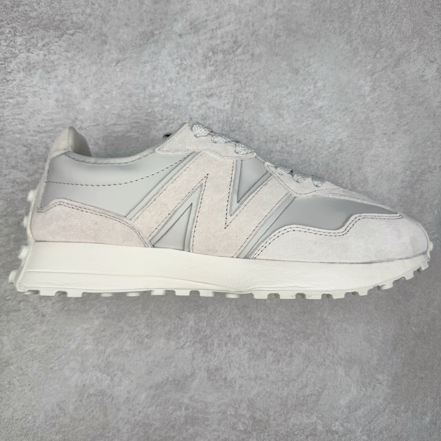 New Balance MS327 NB新百伦系列复古休闲运动慢跑鞋 #以更纯粹的复古风格设计打造的全新造型 侧身还以解构设计 将 N 字标志以做旧压花样式呈现 样式别具新意 而麂皮、冲孔皮革的塑造 则呈现出高级怀旧气质 也让鞋款在奢华时装风格与运动氛围之间达到了平衡 鞋身采用尼龙及猪巴革麂皮物料拼接构成 中底高弹PU材质及满丁防滑橡胶外底 尺码：36 37 37.5 38 38.5 39.5 40 40.5 41.5 42 42.5 43 44 45-选品中心