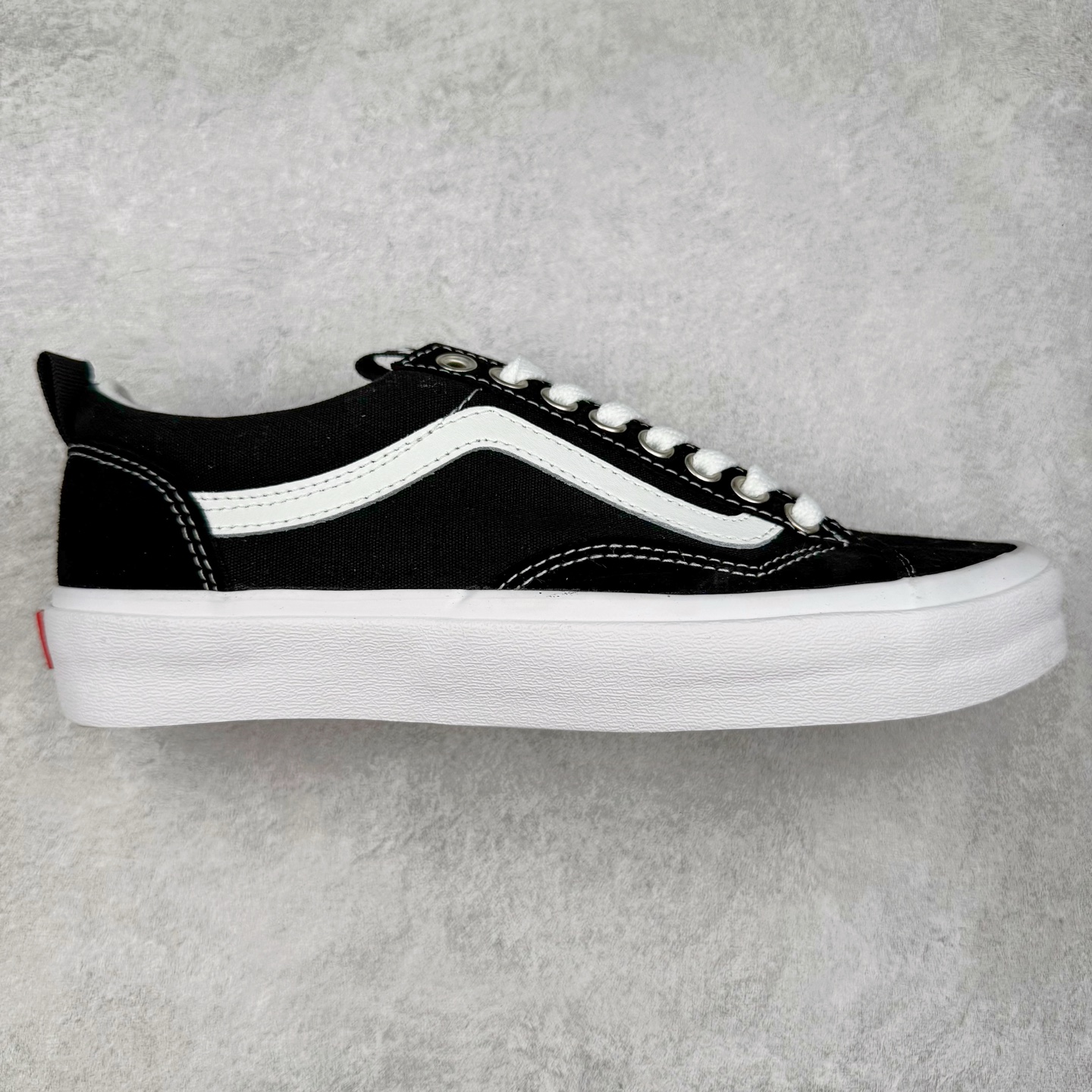 Vans Old Skool Skate 36 黑白 范斯官方 舒适百搭休闲滑板鞋 鞋型升级融合面包鞋元素 时尚简约 加厚鞋舌设计 毛圈内衬搭配缓震鞋垫 提升舒适脚感 货号：VN000D5RBA2 尺码：35 36 36.5 37 38 38.5 39 40 40.5 41 42 42.5 43 44-选品中心