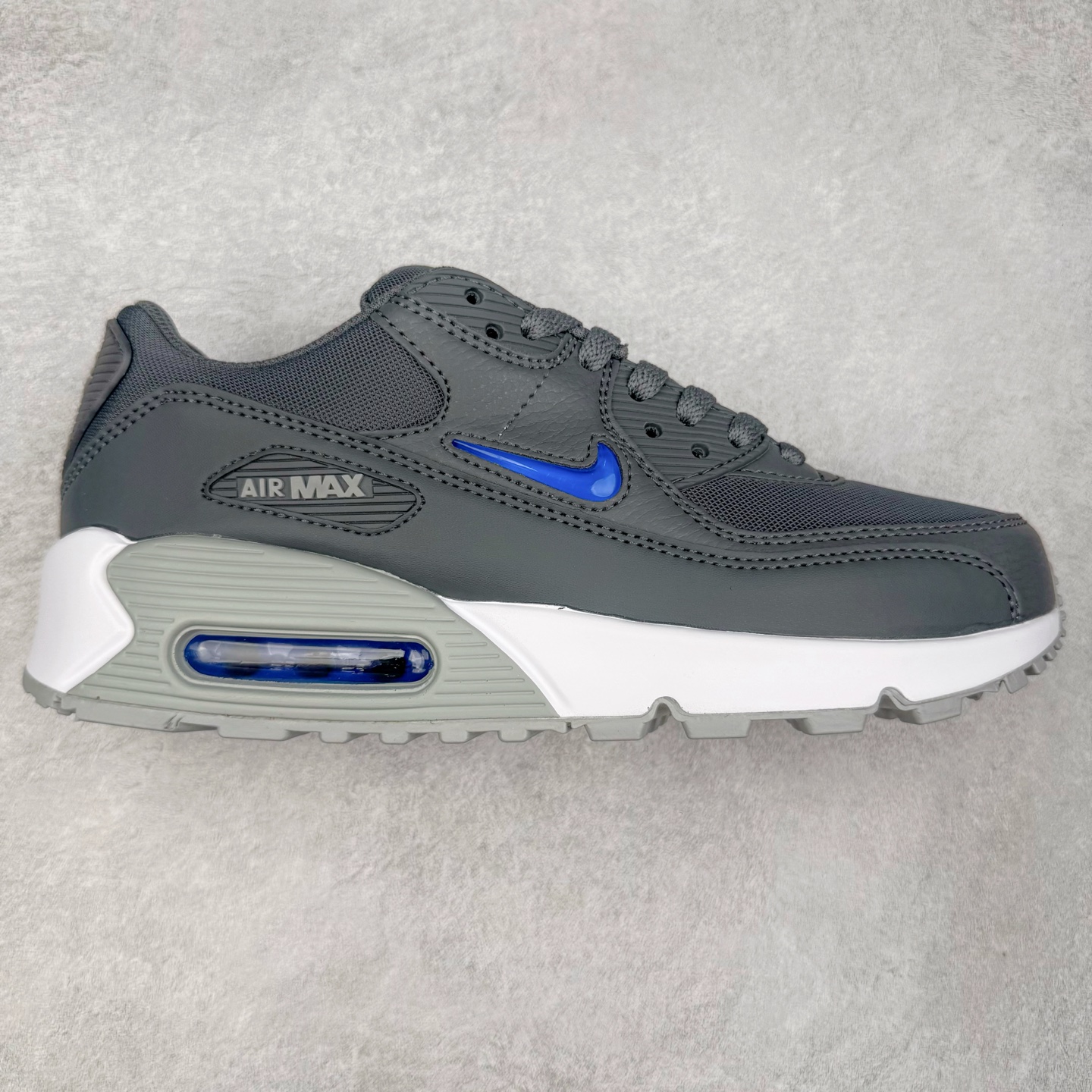 ＃MX版 NK Air MAX 90 气垫复古减震跑步鞋 FN8005-001 经典重温 独家陆续补货 外单专供大厂出品 品质稳定 一百余色 终端操作 Air Max 90于1990年推出 来自Air Max系列 在Air Max 1的基础上改进而得 增加了气垫面积 外型上也更为流线 最特別的就是加入了菱纹塑胶嵌板 为Air Max 90增添了许多潮流气息 皮革鞋面 造就出色耐穿性和支撑力 Max Air缓震配置搭配泡棉中底 令Air Max 90轻盈而舒适 华夫格橡胶外底 铸就Air Max 90非凡的抓地力 而Air Max 90不仅是一双跑鞋 它成功跨越了时间的演进 成为了球鞋文化与潮流圈中最熟为人知的鞋款之一 尺码：36 36.5 37.5 38 38.5 39 40 40.5 41 42 42.5 43 44 44.5 45-选品中心