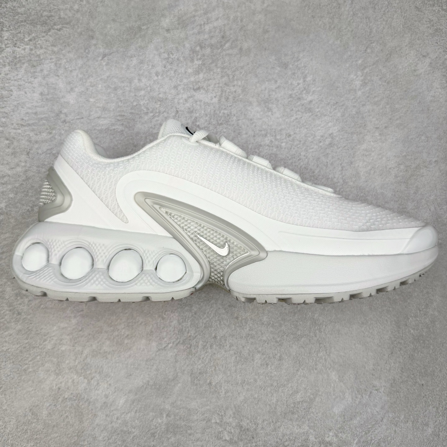 NK Air Max DN系列低帮豆荚型气垫百搭休闲运动慢跑鞋 FJ3145-400 Air Max 科技最初于 1986 年推出，是NK的首款气垫鞋款，这个缓震技术彻底改变了人们对运动鞋的认知。在 Nike 的众多缓震科技中也有着自己绝对的地位。除了技术层面的创新，Air Max 还具有深厚的文化内涵。它所代表的青年文化、前卫风格和反叛精神，使其成为了一种时尚和潮流的象征。为了纪念这个具有里程碑意义的技术，Nike 在每年的 3 月 26 日定为「Air Max Day」。近日，Nike 露出了一款全新的鞋型——Air Max DN。这款鞋不仅具有时尚的外观，还融合了许多经典的 Air Max 设计和元素，同时展现了一些新的创意。设计灵感源自经典 Air Max 97 和 Air Max Plus 的元素。鞋面的条纹设计和后跟的标志都在向这些经典鞋款致敬。最大亮点是 Air Max 气垫的造型，它以神似豆荚的造型呈现，分为四个分区圆形开窗，带来极高的辨识度。Air Max DN 采用了纯黑配色覆面，搭配白色虚线和紫色点缀，营造出一种低调而时尚的外观。鞋面采用织物材质打造，提供舒适的穿着体验。全新 Nike Air Max DN 除了图中的配色外，还将有荧光绿、白银、黑银、皇家蓝、酷灰、黑色等六款新配色登场。具体发售信息感兴趣的朋友可以持续关注。尺码：36 36.5 37.5 38 38.5 39 40 40.5 41 42 42.5 43 44 44.5 45-选品中心