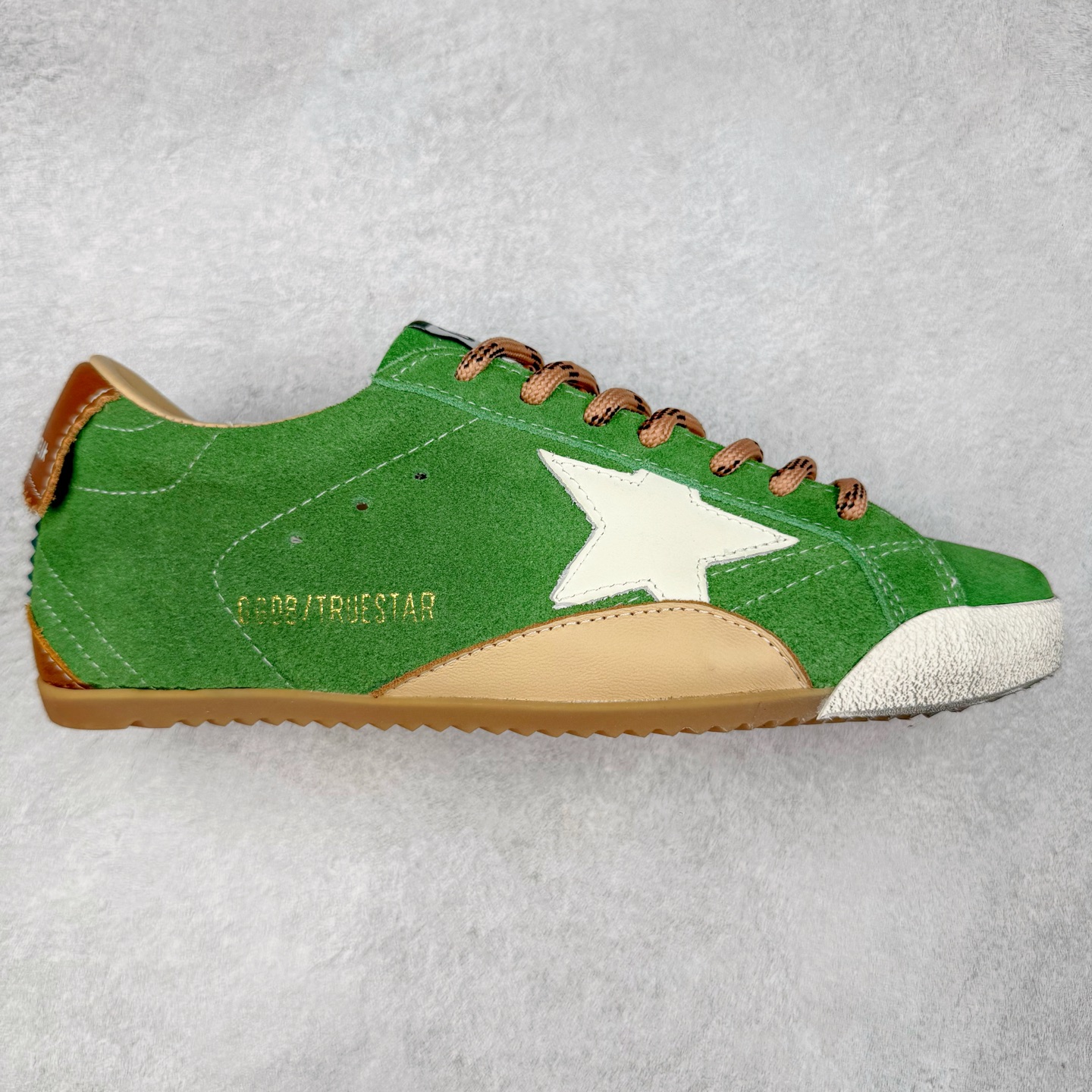 Golden Goose True Star 25s最新款 易烊千玺 萱美 王一博 朱亚文同款小红书爆款运动鞋 采用进口牛皮羊皮内里 舒适感爆满 Golden Goose True Star「为叛逆而生」的鞋履，其价值不仅在于材质与工艺，更在于对主流审美规则的颠覆。它适合那些追求「非标准化时尚」、愿意为独特性支付溢价的消费者，尤其在潮流易逝的当下，其手工做旧设计反而赋予产品「反潮流」的永恒感。然而，对于务实型消费者而言，高昂的价格、小众的风格以及相对复杂的护理需求（如避免接触尖锐物体）可能使其性价比大打折扣。若将其视为「可穿戴的艺术品」，True Star 无疑是成功的；若以传统鞋履标准衡量，它则更像是一场关于时尚哲学的实验。#记录吧就现在 #goldengoose #易烊千玺 #ggdb #宝藏男孩易烊千玺 #鞋控の日常 #潮流薯 #复古穿搭 尺码：35 36 37 38 39 40 41 42 43 44 45-选品中心