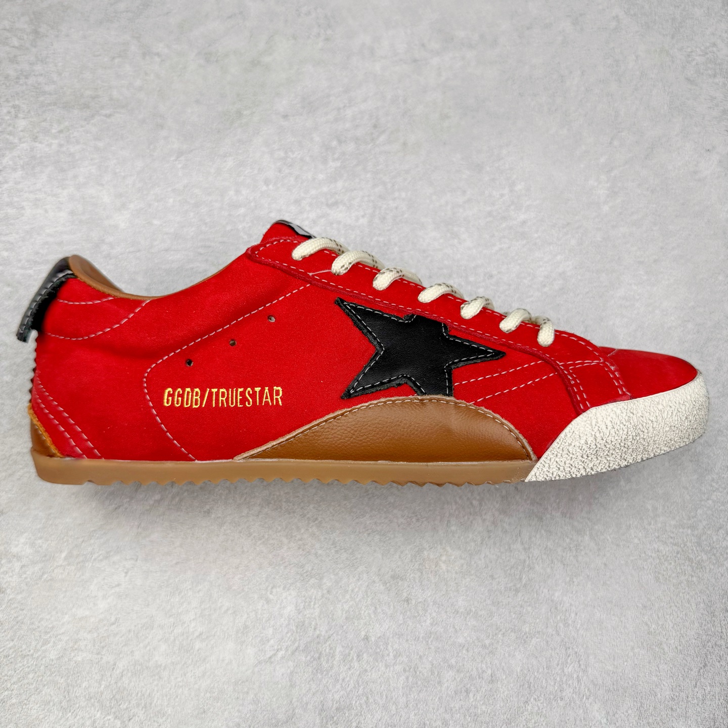Golden Goose True Star 25s最新款 易烊千玺 萱美 王一博 朱亚文同款小红书爆款运动鞋 采用进口牛皮羊皮内里 舒适感爆满 Golden Goose True Star「为叛逆而生」的鞋履，其价值不仅在于材质与工艺，更在于对主流审美规则的颠覆。它适合那些追求「非标准化时尚」、愿意为独特性支付溢价的消费者，尤其在潮流易逝的当下，其手工做旧设计反而赋予产品「反潮流」的永恒感。然而，对于务实型消费者而言，高昂的价格、小众的风格以及相对复杂的护理需求（如避免接触尖锐物体）可能使其性价比大打折扣。若将其视为「可穿戴的艺术品」，True Star 无疑是成功的；若以传统鞋履标准衡量，它则更像是一场关于时尚哲学的实验。#记录吧就现在 #goldengoose #易烊千玺 #ggdb #宝藏男孩易烊千玺 #鞋控の日常 #潮流薯 #复古穿搭 尺码：35 36 37 38 39 40 41 42 43 44 45-选品中心