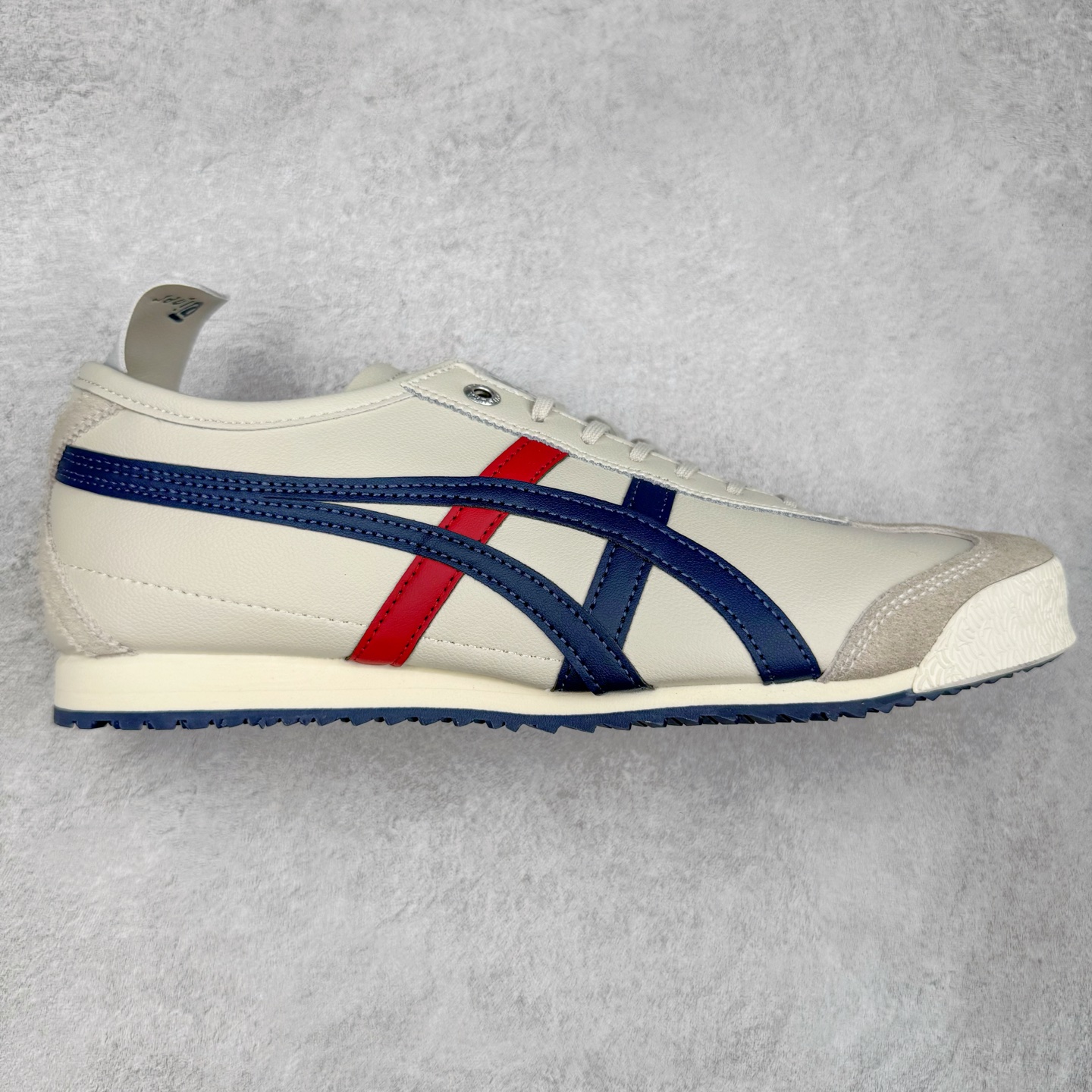 图片[11]-＃C版 Asics Onitsuka Tiger MEXICO 66 亚瑟士鬼冢虎复古经典板鞋 CNY 龙年限定 白红 市场王者选手 海外订单工厂出品 长期生产补货永不断码 超成熟稳定的做工品控 原装全套纸板楦头开发 原汁原味 完美呈现版型 私模正确鞋底咬花纹路 一比一鞋头弧度高度鞋身弧度 绝不口嗨 细节品控鞋型随意秒杀市面 原档咬花纹路私模大底 一个单元有六个三角形 总体形拼接呈现花瓣状 官方四联吊牌 原装Ortholite轻量化鞋垫 原盒原配 质保卡 说明书 钢印防尘纸 纸板中底带钢印 乳胶组合鞋垫 支持全方位的对比专柜 产品从款式颜色造型上体现出追求舒适和细节的完美 鞋类更是推崇手工制作的严谨与完美 融舒适性与可穿性的设计风格 注重细节的完美和别致魅力 既保持稳重 又不失轻松的时尚感 尺码：36 37 37.5 38 39 39.5 40 40.5 41.5 42 42.5 43.5 44 45-选品中心