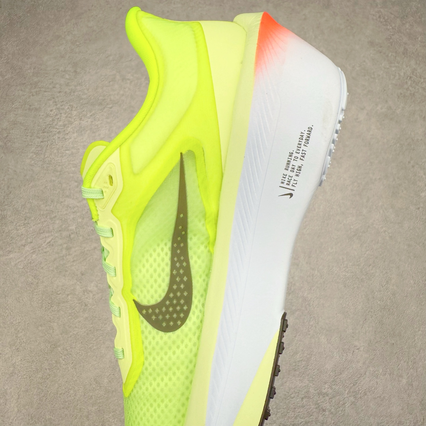 图片[7]-NK ZoomX Invincible Run Flyknit 6 轻量跑鞋 飞织低帮休闲运动慢跑鞋 FN8455-701 此鞋专为短跑运动员而生 是为 5 至 10 公里距离的赛事和训练打造 整体设计采用流线型的轻质工程网眼材质构成鞋面 并与其他 Running 旗舰鞋款同样搭载全脚掌 ZoomX 缓冲中底 搭配 Pebax 物料与橡胶外底 ZoomX StreakFly 首发配色以Prototype呈现 其灵感是来自开发期间的磨损测试 透过编号的标记与内侧的预期跑步距离突出研发过程 尺码：36 36.5 37.5 38 38.5 39 40 40.5 41 42 42.5 43 44 45-选品中心