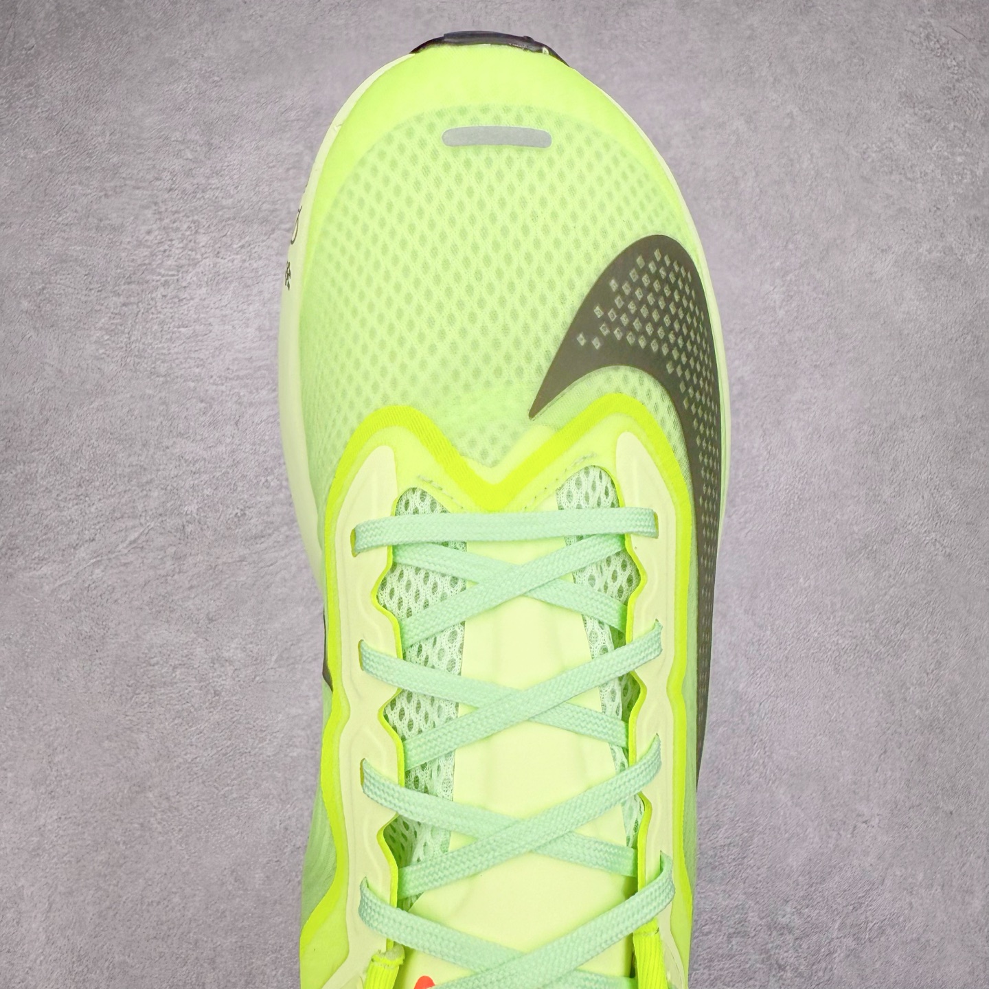 图片[4]-NK ZoomX Invincible Run Flyknit 6 轻量跑鞋 飞织低帮休闲运动慢跑鞋 FN8455-701 此鞋专为短跑运动员而生 是为 5 至 10 公里距离的赛事和训练打造 整体设计采用流线型的轻质工程网眼材质构成鞋面 并与其他 Running 旗舰鞋款同样搭载全脚掌 ZoomX 缓冲中底 搭配 Pebax 物料与橡胶外底 ZoomX StreakFly 首发配色以Prototype呈现 其灵感是来自开发期间的磨损测试 透过编号的标记与内侧的预期跑步距离突出研发过程 尺码：36 36.5 37.5 38 38.5 39 40 40.5 41 42 42.5 43 44 45-选品中心