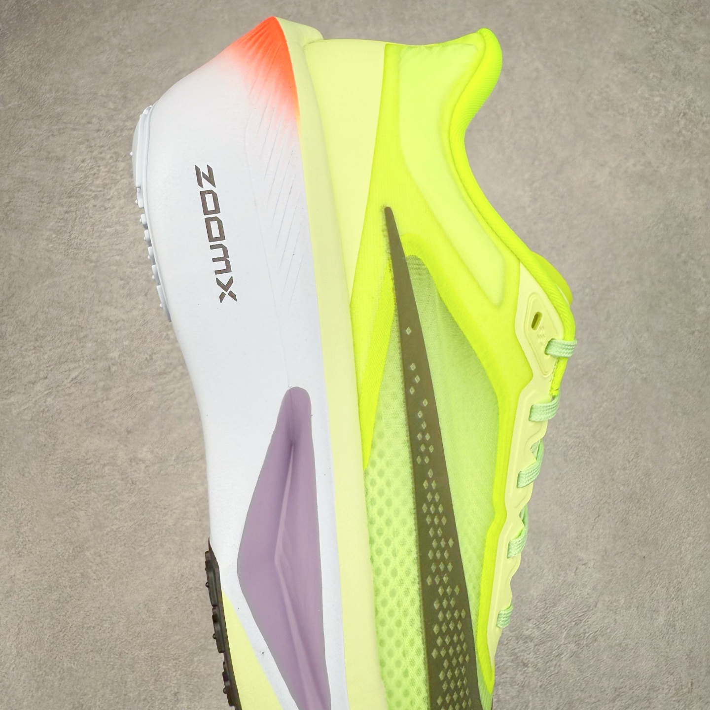 图片[6]-NK ZoomX Invincible Run Flyknit 6 轻量跑鞋 飞织低帮休闲运动慢跑鞋 FN8455-701 此鞋专为短跑运动员而生 是为 5 至 10 公里距离的赛事和训练打造 整体设计采用流线型的轻质工程网眼材质构成鞋面 并与其他 Running 旗舰鞋款同样搭载全脚掌 ZoomX 缓冲中底 搭配 Pebax 物料与橡胶外底 ZoomX StreakFly 首发配色以Prototype呈现 其灵感是来自开发期间的磨损测试 透过编号的标记与内侧的预期跑步距离突出研发过程 尺码：36 36.5 37.5 38 38.5 39 40 40.5 41 42 42.5 43 44 45-选品中心