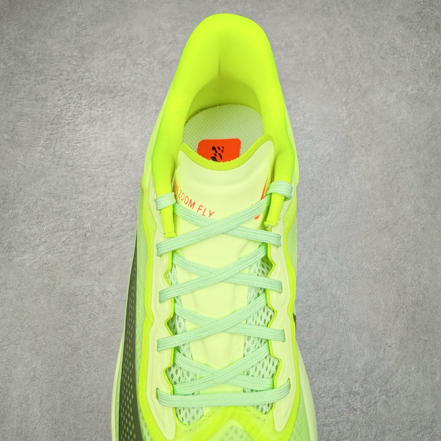 图片[5]-NK ZoomX Invincible Run Flyknit 6 轻量跑鞋 飞织低帮休闲运动慢跑鞋 FN8455-701 此鞋专为短跑运动员而生 是为 5 至 10 公里距离的赛事和训练打造 整体设计采用流线型的轻质工程网眼材质构成鞋面 并与其他 Running 旗舰鞋款同样搭载全脚掌 ZoomX 缓冲中底 搭配 Pebax 物料与橡胶外底 ZoomX StreakFly 首发配色以Prototype呈现 其灵感是来自开发期间的磨损测试 透过编号的标记与内侧的预期跑步距离突出研发过程 尺码：36 36.5 37.5 38 38.5 39 40 40.5 41 42 42.5 43 44 45-选品中心