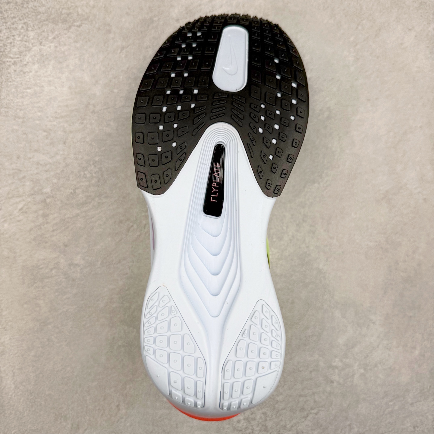 图片[9]-NK ZoomX Invincible Run Flyknit 6 轻量跑鞋 飞织低帮休闲运动慢跑鞋 FN8455-701 此鞋专为短跑运动员而生 是为 5 至 10 公里距离的赛事和训练打造 整体设计采用流线型的轻质工程网眼材质构成鞋面 并与其他 Running 旗舰鞋款同样搭载全脚掌 ZoomX 缓冲中底 搭配 Pebax 物料与橡胶外底 ZoomX StreakFly 首发配色以Prototype呈现 其灵感是来自开发期间的磨损测试 透过编号的标记与内侧的预期跑步距离突出研发过程 尺码：36 36.5 37.5 38 38.5 39 40 40.5 41 42 42.5 43 44 45-选品中心