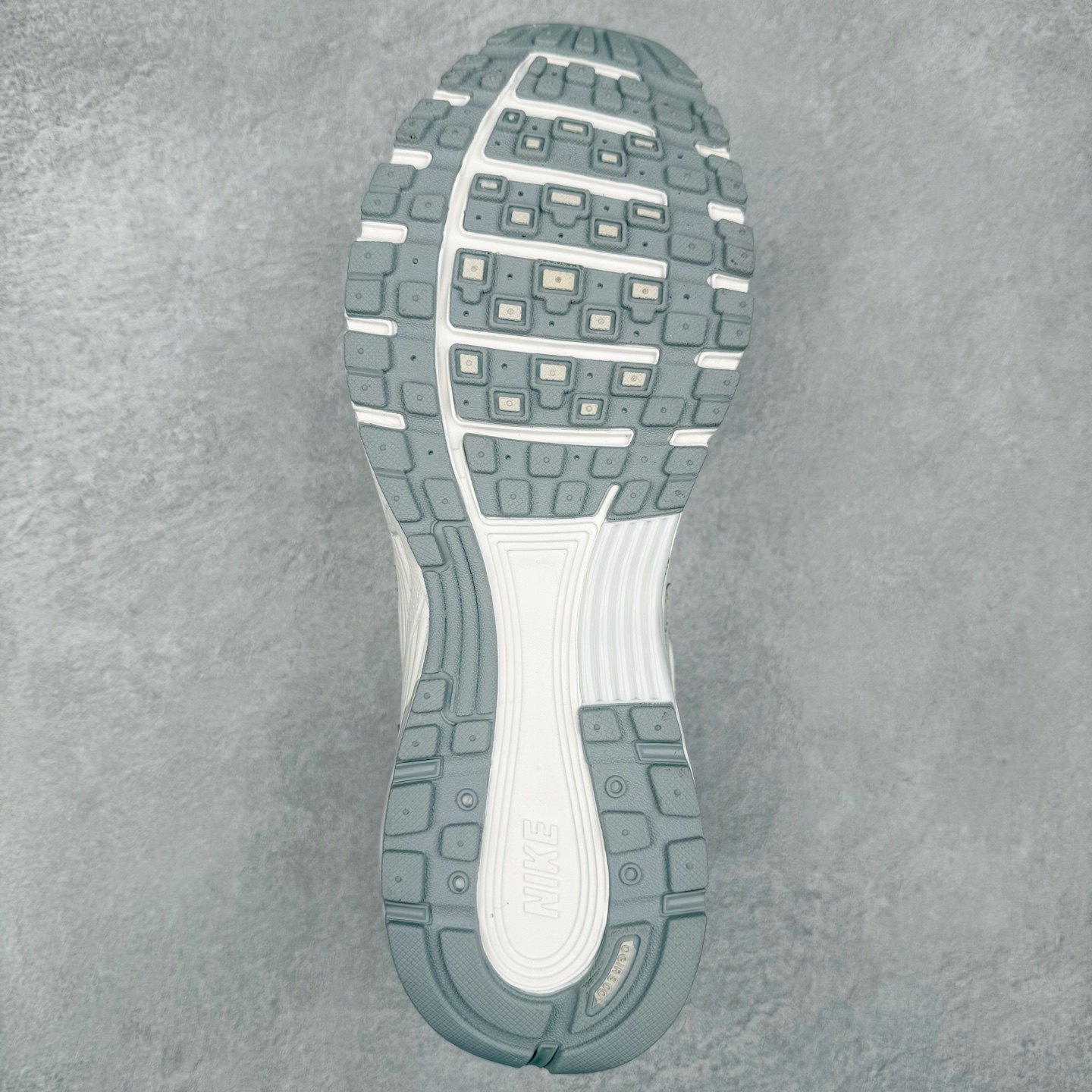 图片[9]-NK P-6000 系列低帮复古老爹风休闲运动舒适慢跑鞋 IF1756-100 融合 Pegasus 过往运动鞋设计 助力 21 世纪早期跑步运动跃升时尚新高度 采用透气网眼布、运动风格线条和耐穿覆面 兼具吸睛外观和舒适感受 中底泡绵以田径赛道为灵感 打造厚实设计 缔造出众缓震性能 尺码：36 36.5 37.5 38 38.5 39 40 40.5 41 42 42.5 43 44 44.5 45-选品中心